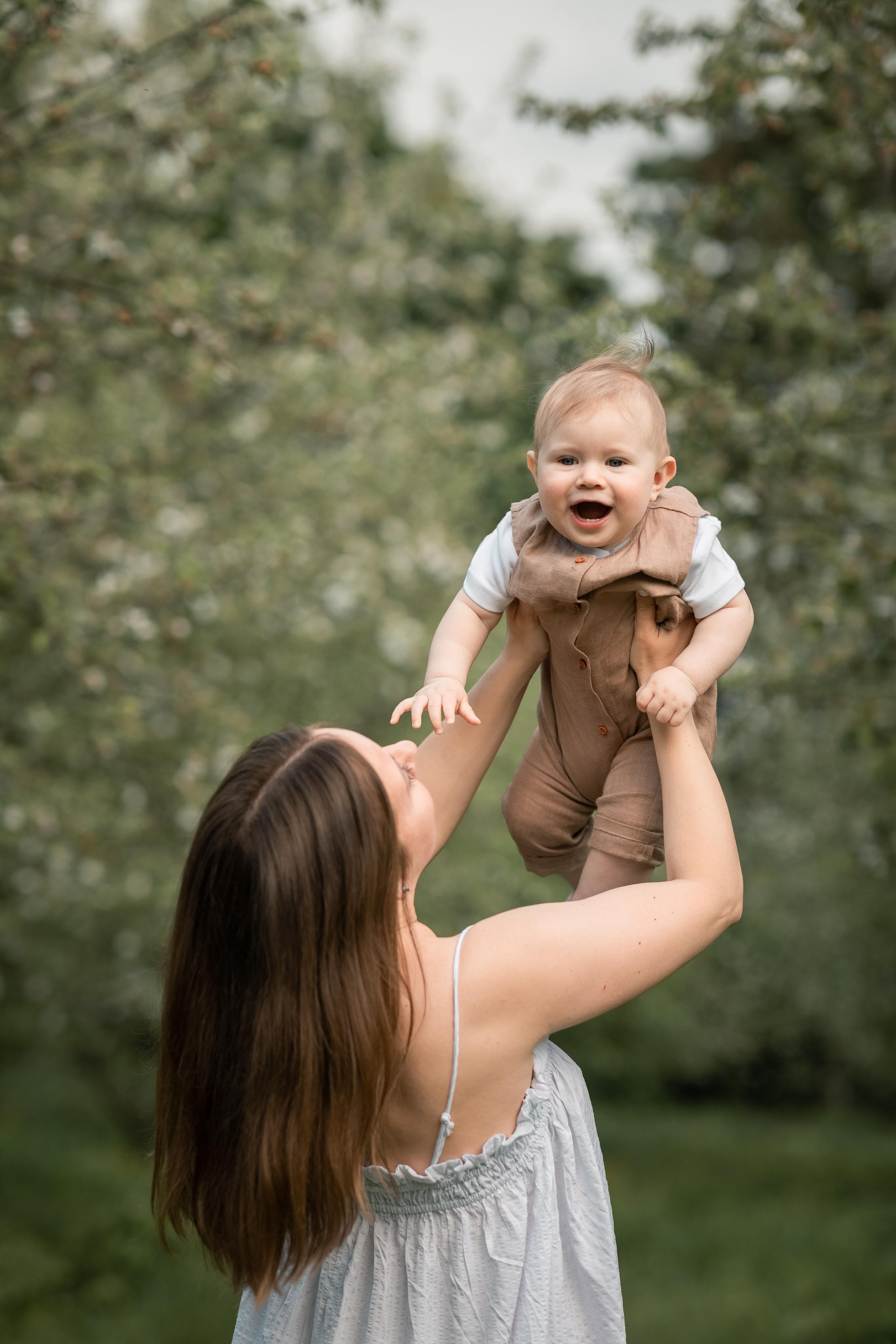 Аня с малышом в Ясной Поляне. Женский семейный фотограф Тула Москва Захарова Анна