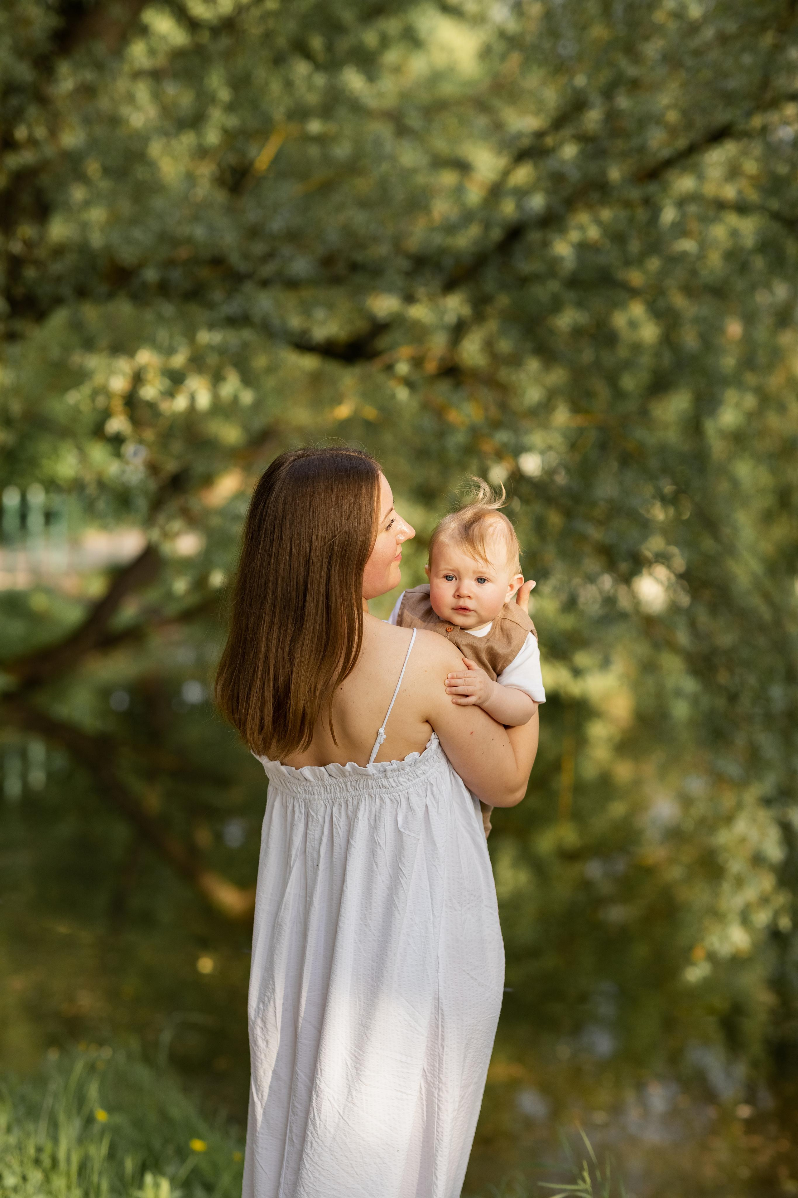 Аня с малышом в Ясной Поляне. Женский семейный фотограф Тула Москва Захарова Анна