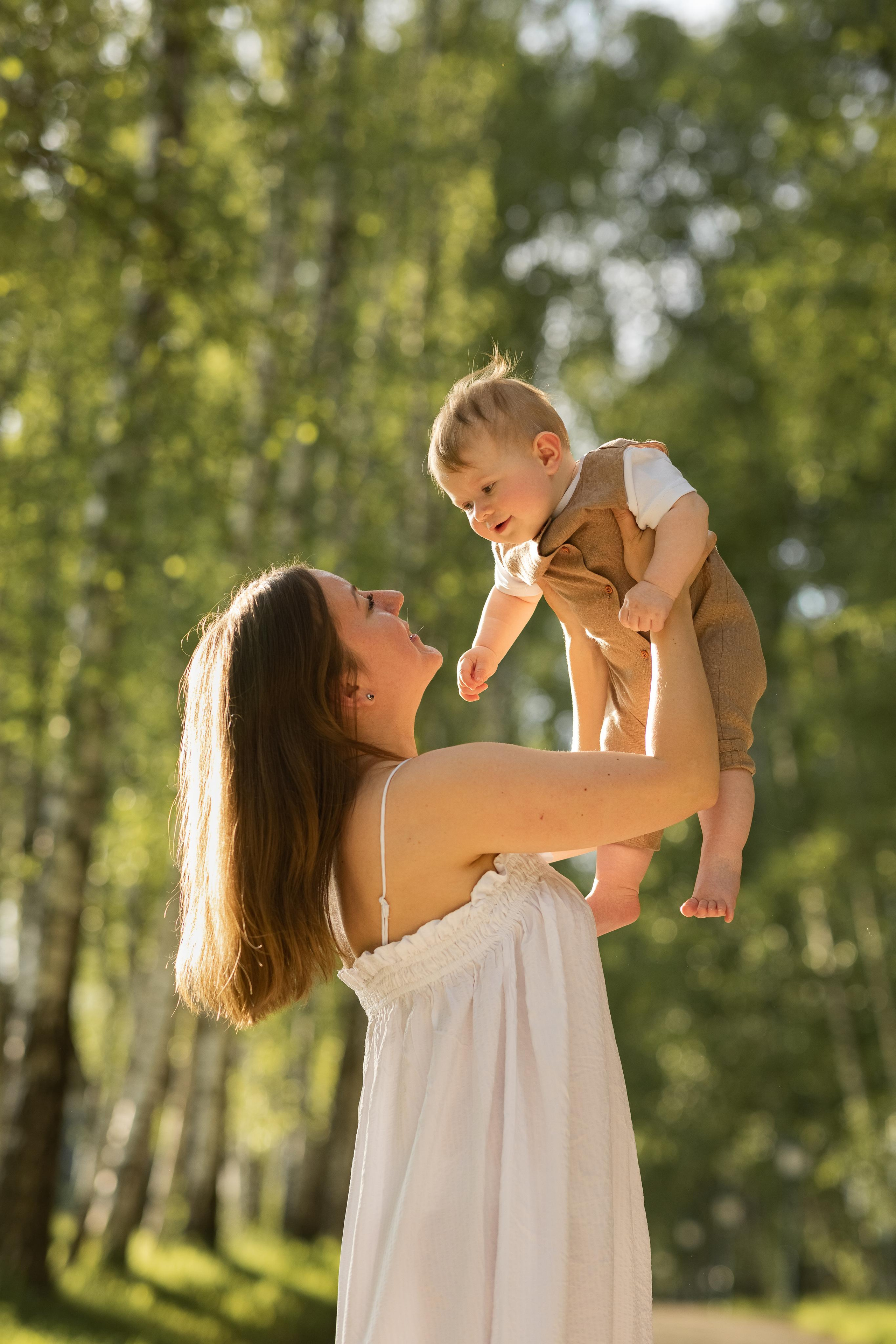 Аня с малышом в Ясной Поляне. Женский семейный фотограф Тула Москва Захарова Анна