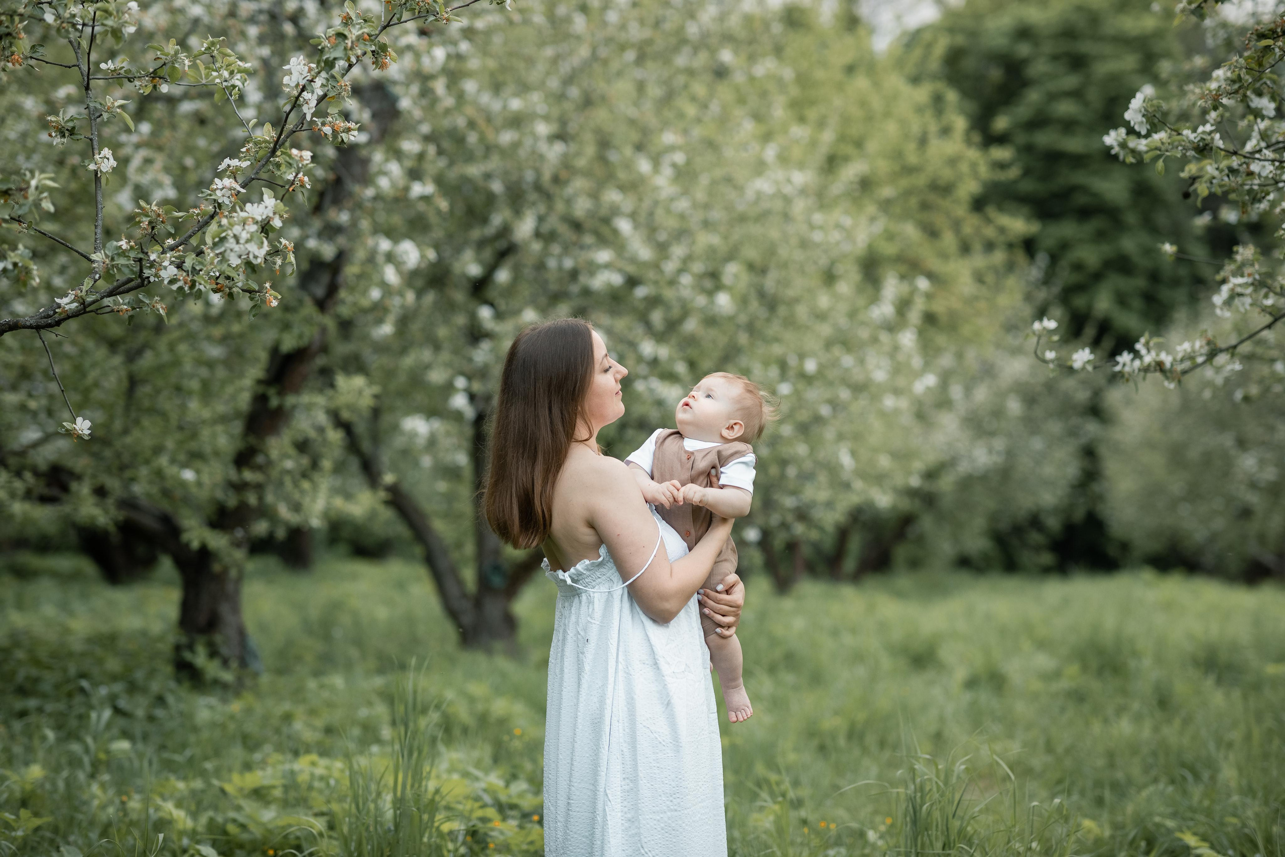 Аня с малышом в Ясной Поляне. Женский семейный фотограф Тула Москва Захарова Анна