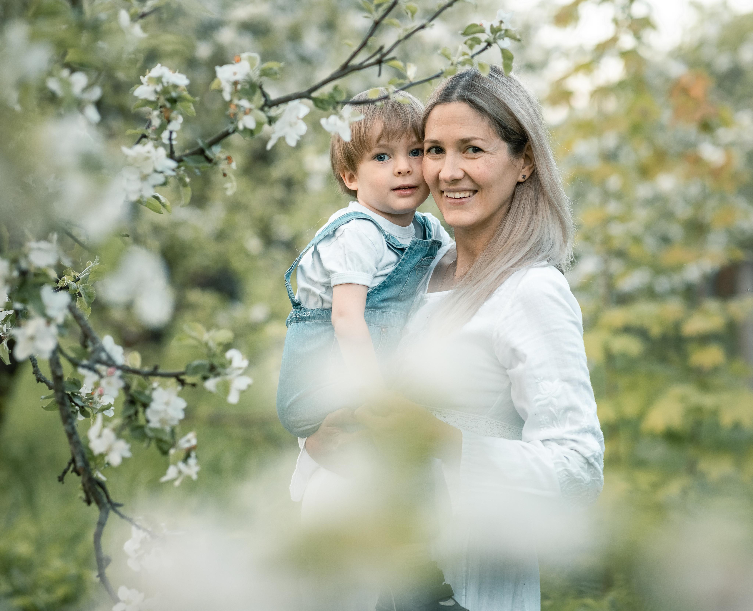 Съемка в цветущих садах. Женский семейный фотограф Тула Москва Захарова Анна