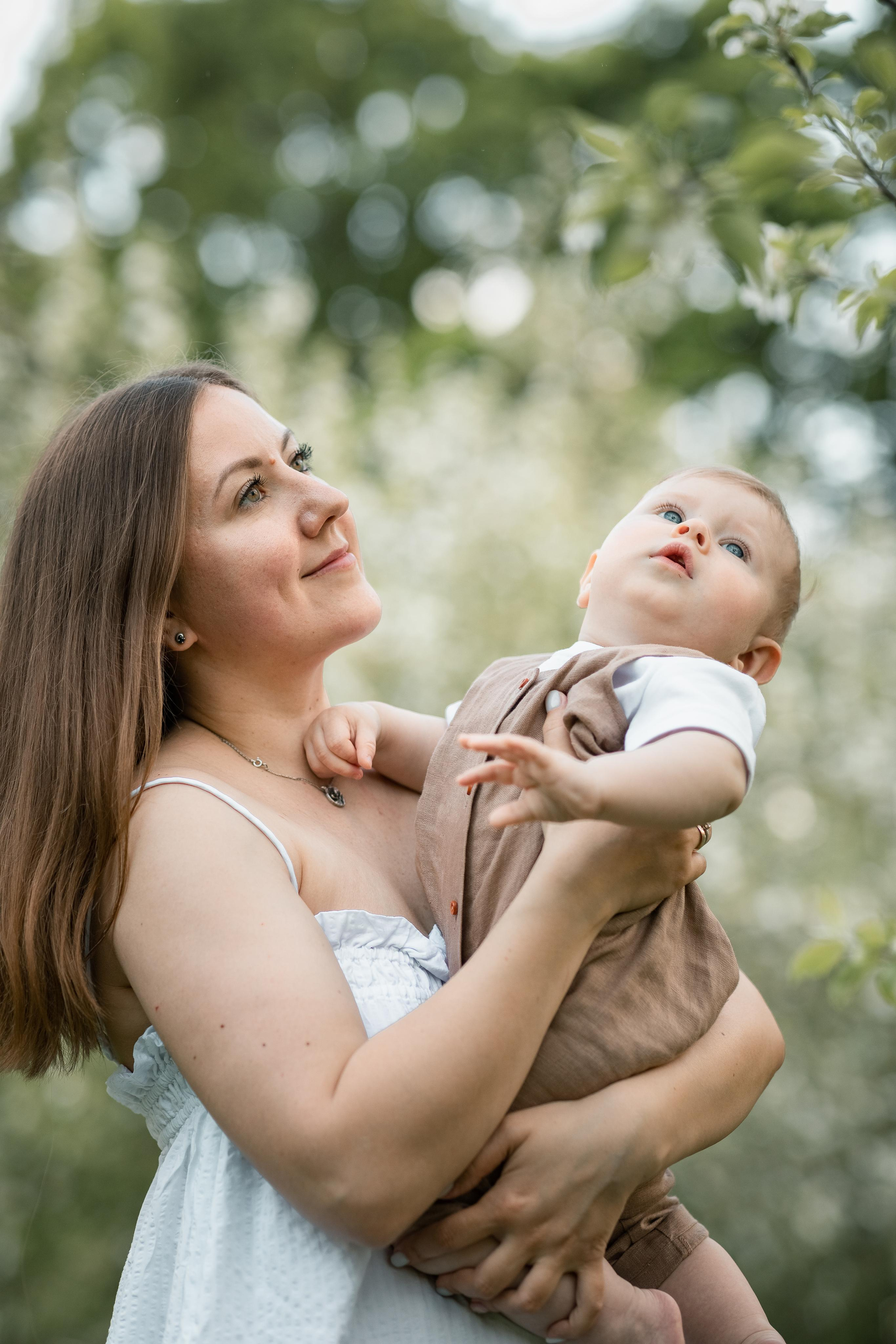 Аня с малышом в Ясной Поляне. Женский семейный фотограф Тула Москва Захарова Анна