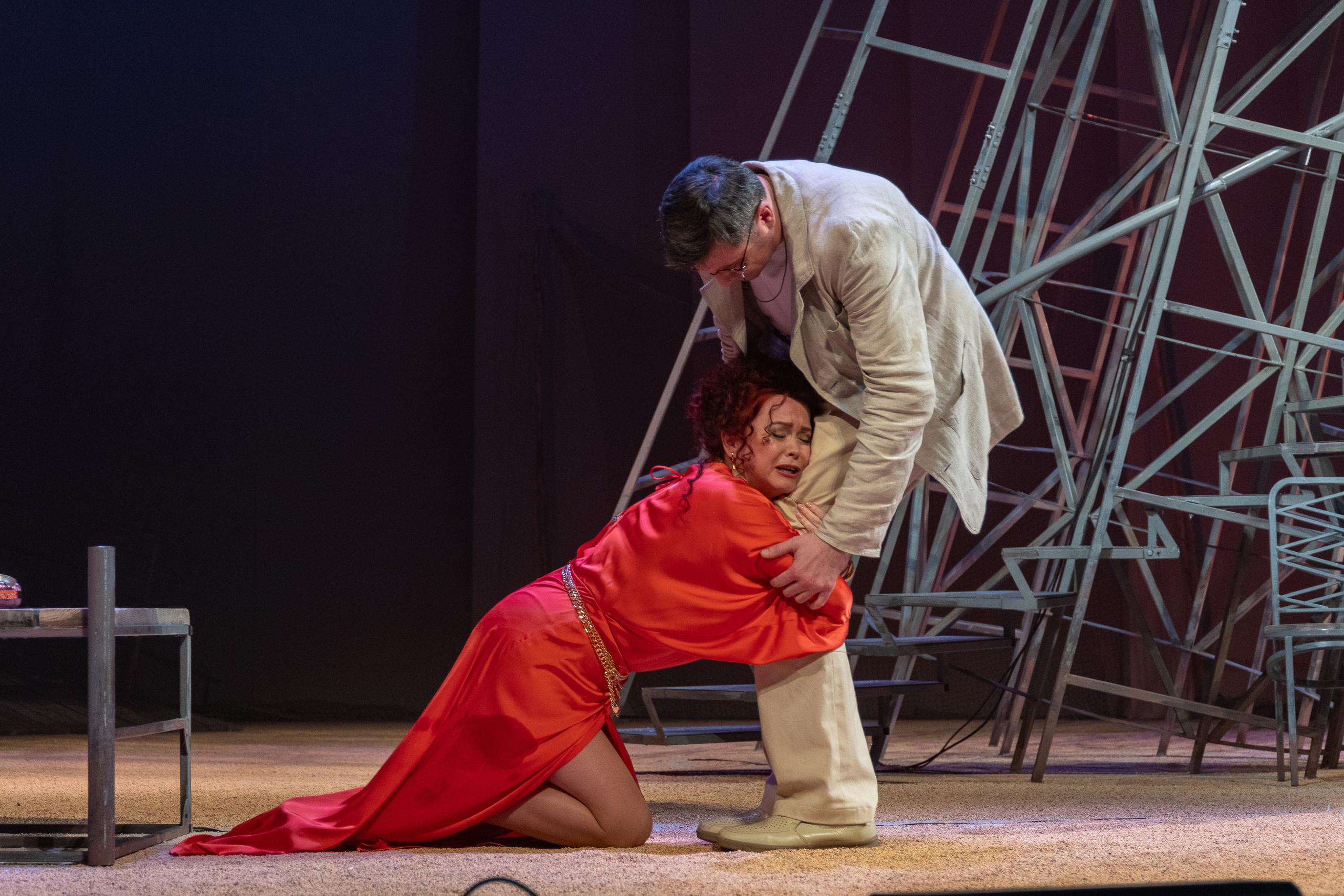 Алина Василенко в роли Мелания и Герман Загорский в роли Павла в спектакле "Дети Солнца" по мотивам пьесы Максима Горького