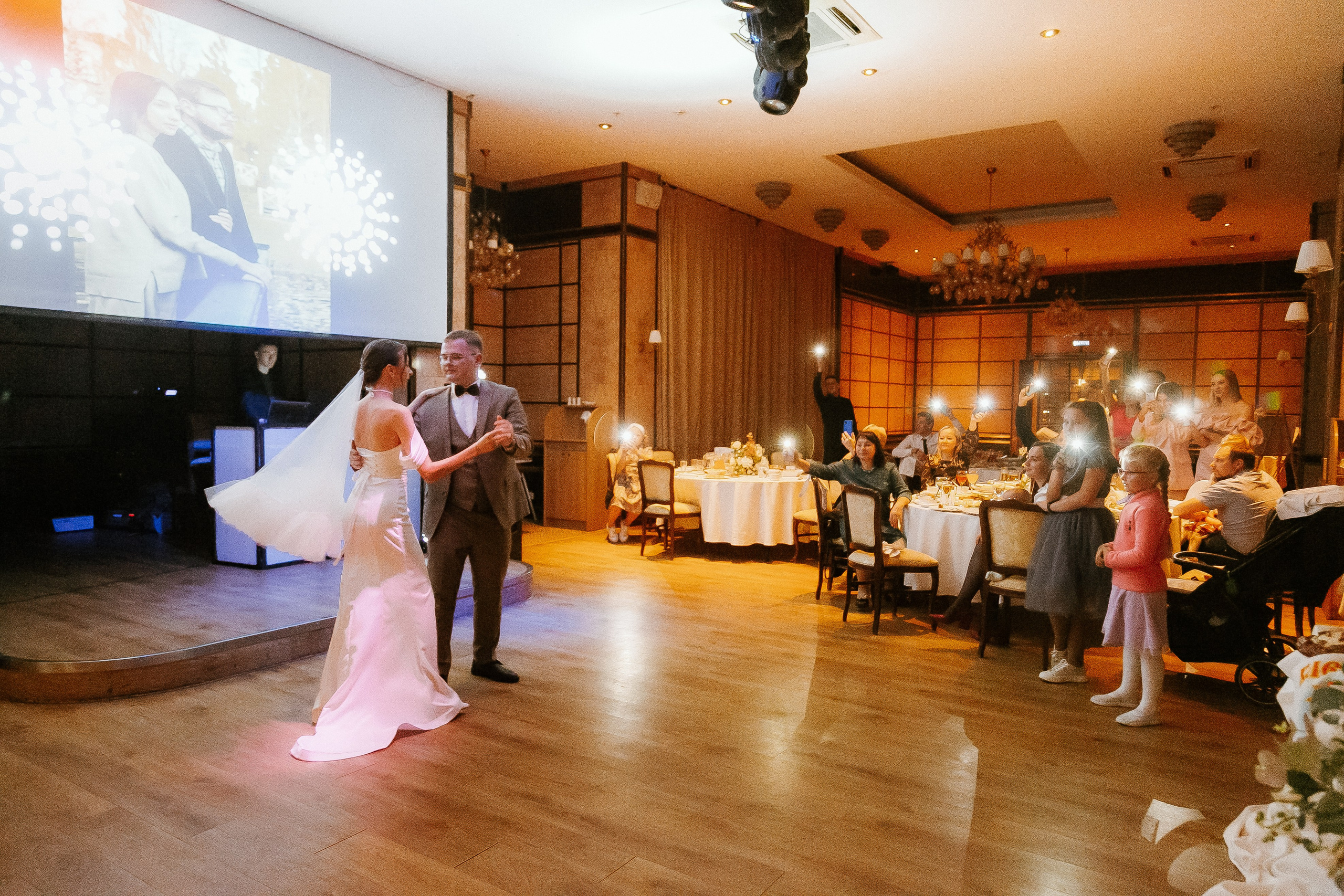 Свадебная осенняя фотосессия Ивана и Лидии в городе. Свадебный и репортажный фотограф в Ярославле и Санкт-Петербурге Роман Микрюков