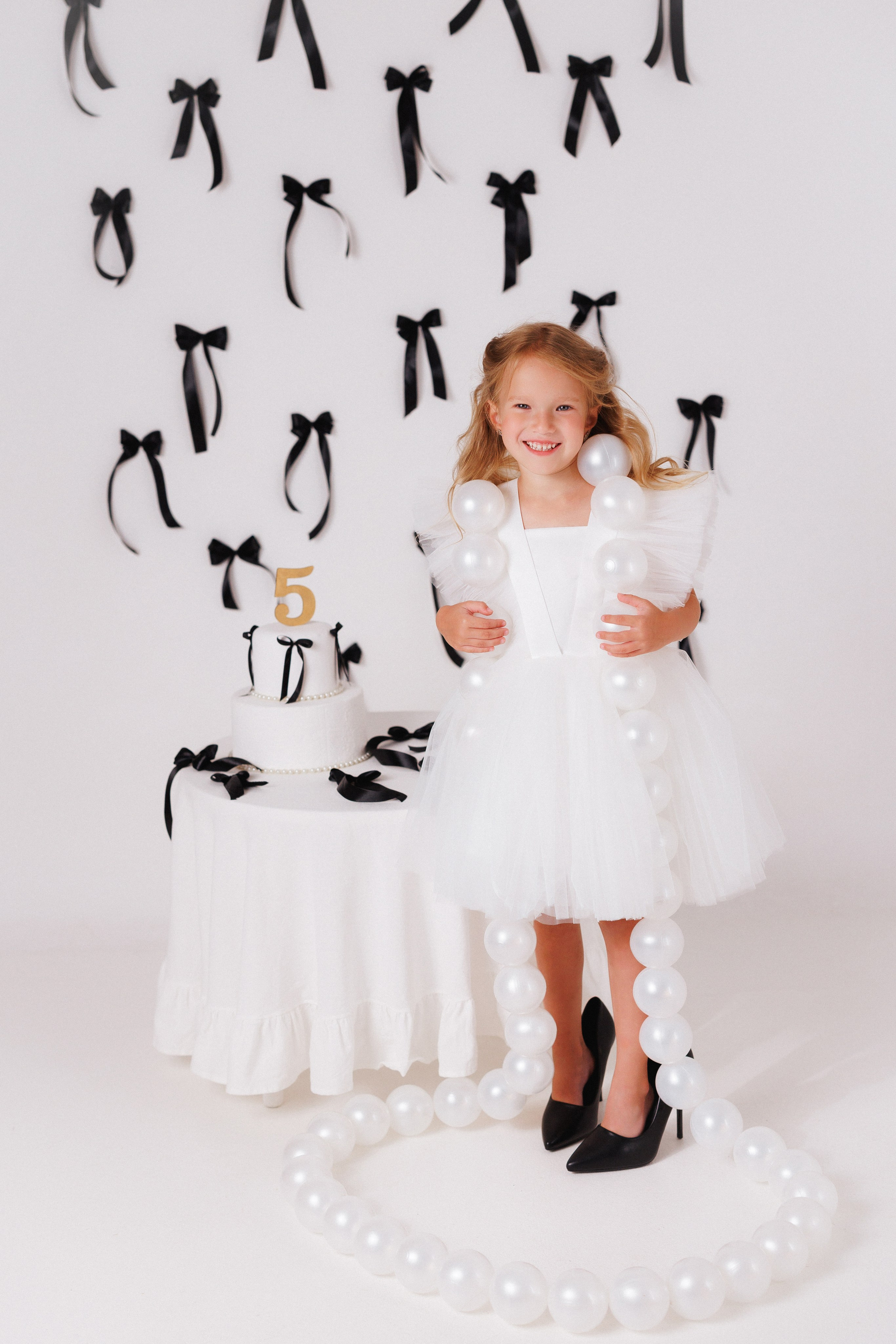 Детская фотосессия к Дню рождения для девочек, фотостудия «Антураж». Семейный и детский фотограф в Краснодаре Анна Трашкова