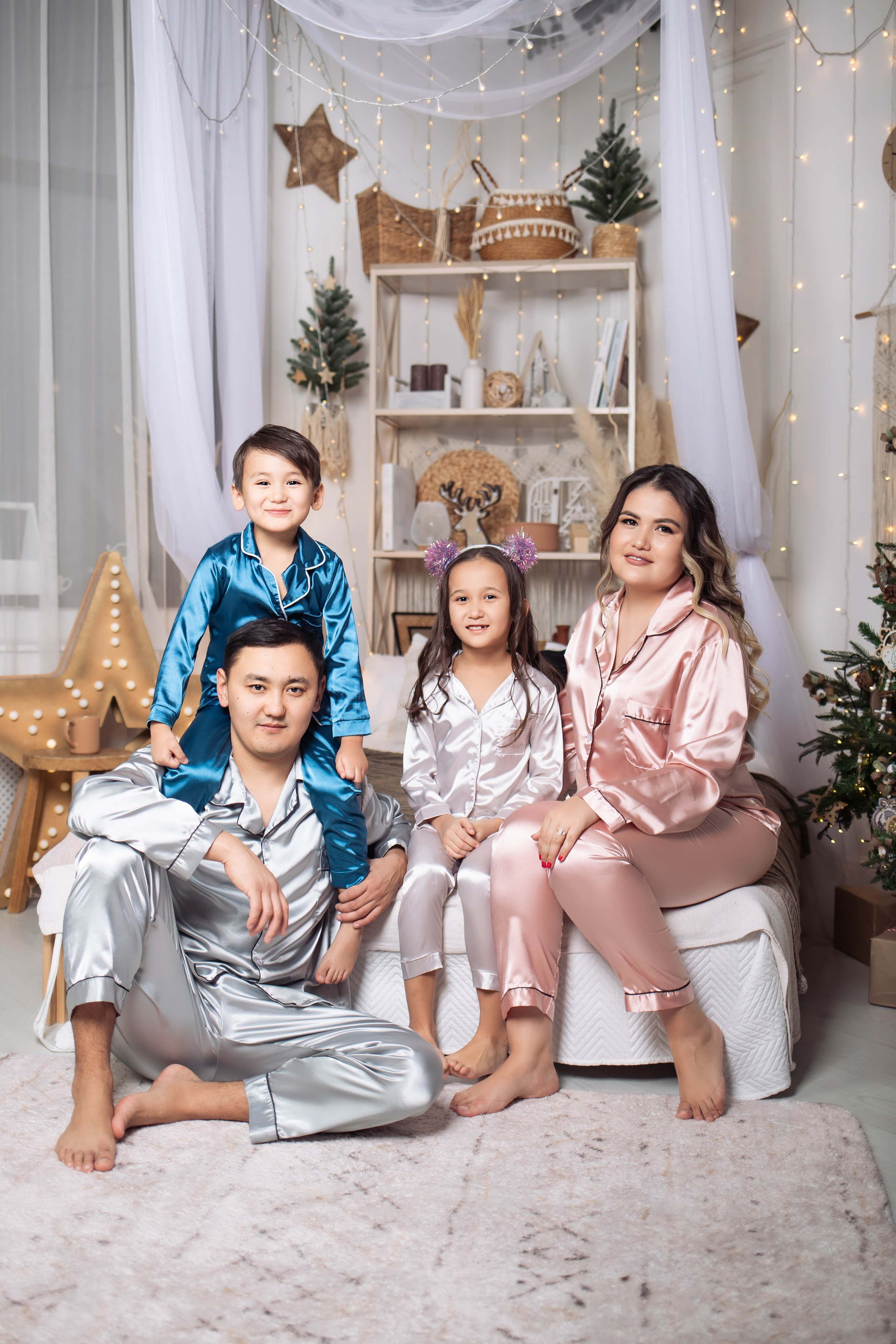 Семейная фотосессия в студии. Фотограф новорожденных в Новосибирске