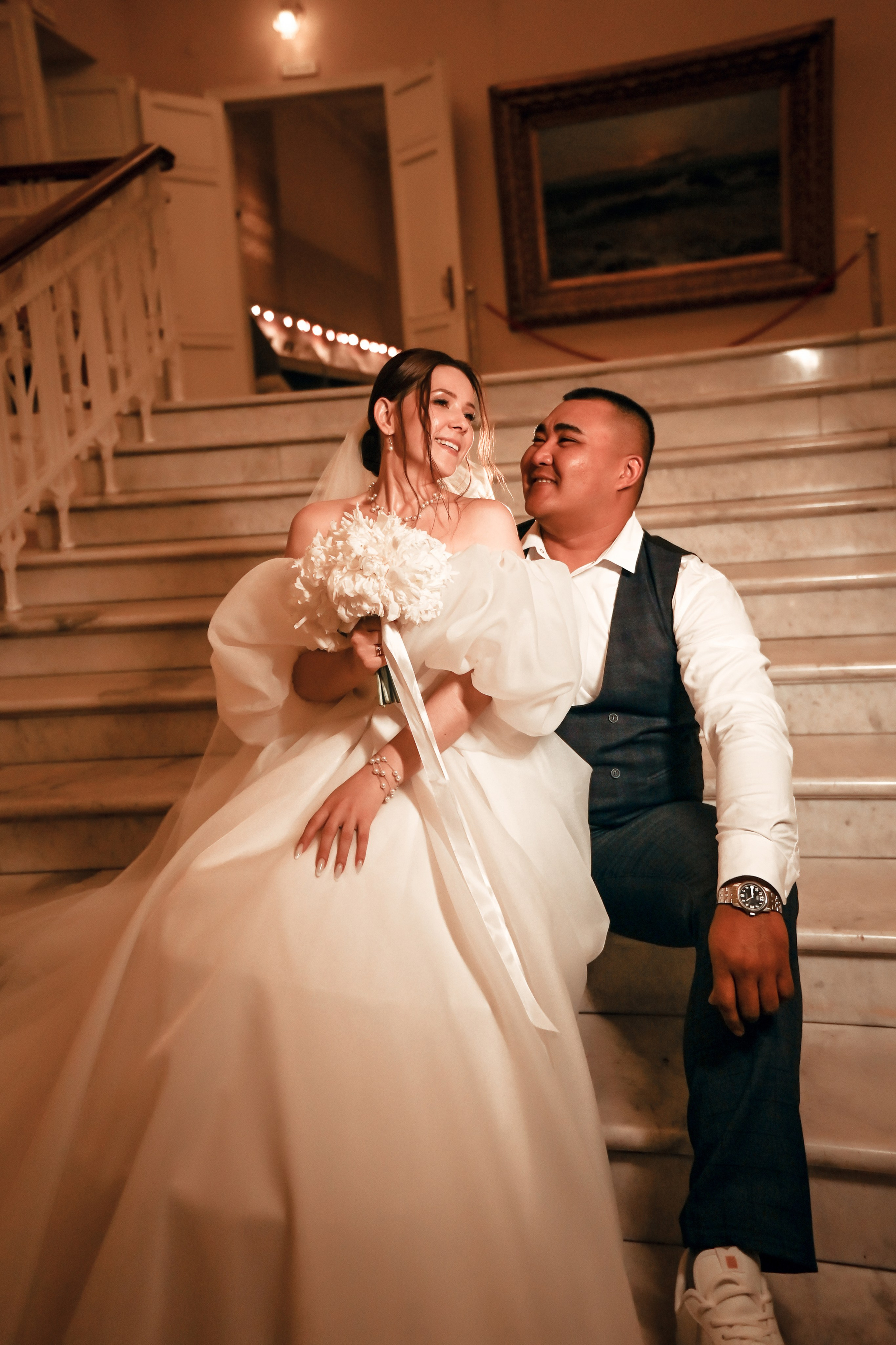 Небольшая свадебная серия в музее и прогулкой под дождем Эльмиры и Ризата. Свадебный, семейный, детский, контент фотограф в Омске Максим Ильин