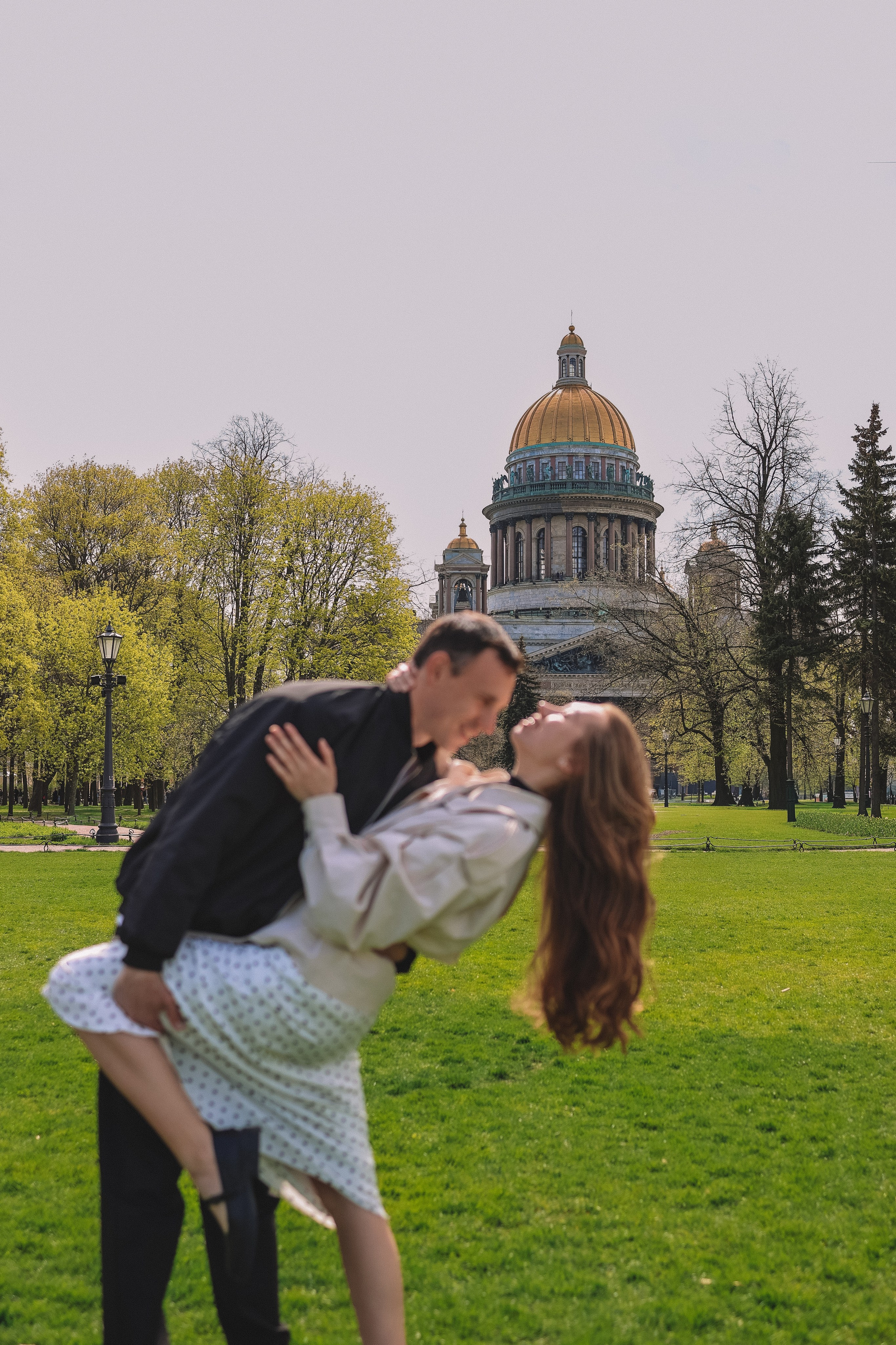 Прогулка в парке у Исаакиевского собора в Санкт-Петербурге
