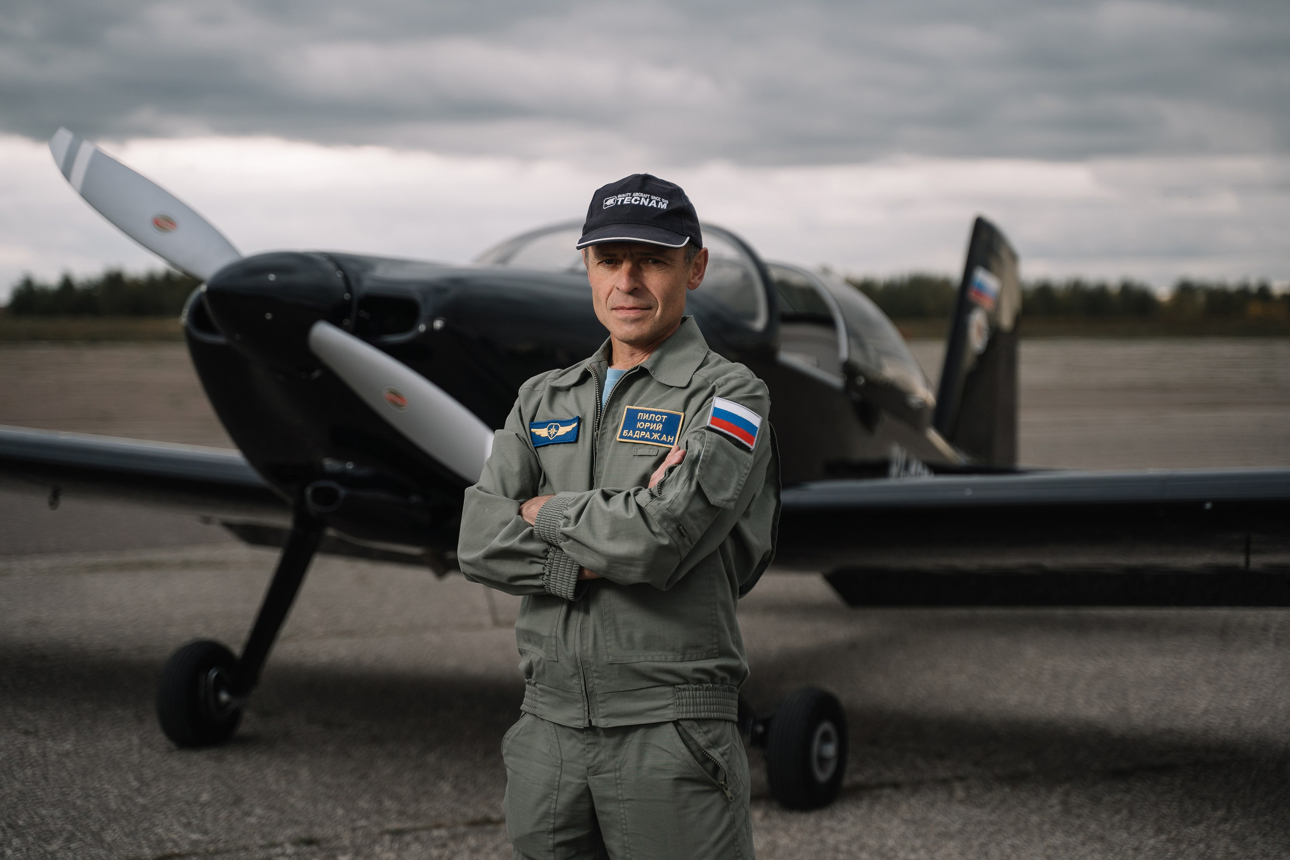 Пилот стоит на фоне самолета