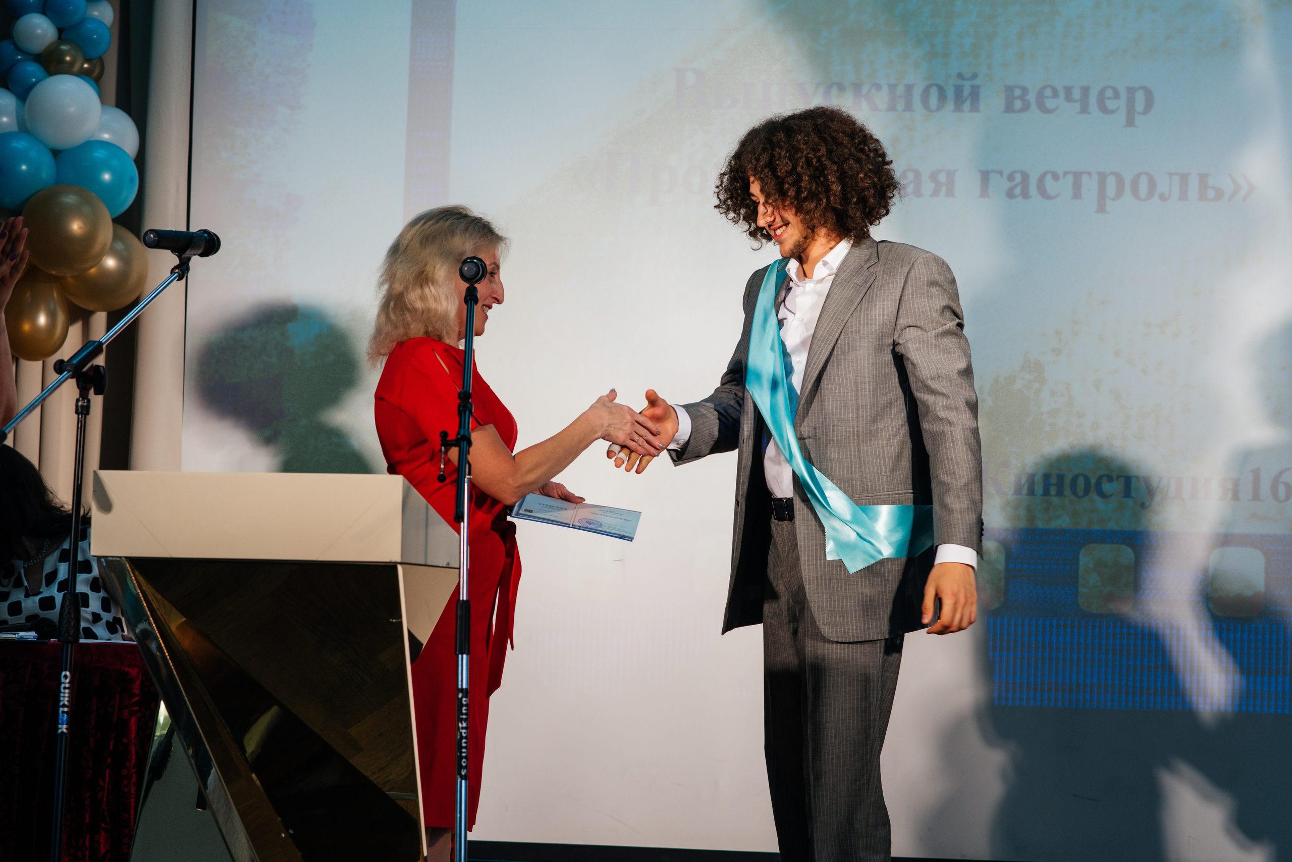 Вручение аттестатов. Выпускные альбомы в Подольске Москве и МО