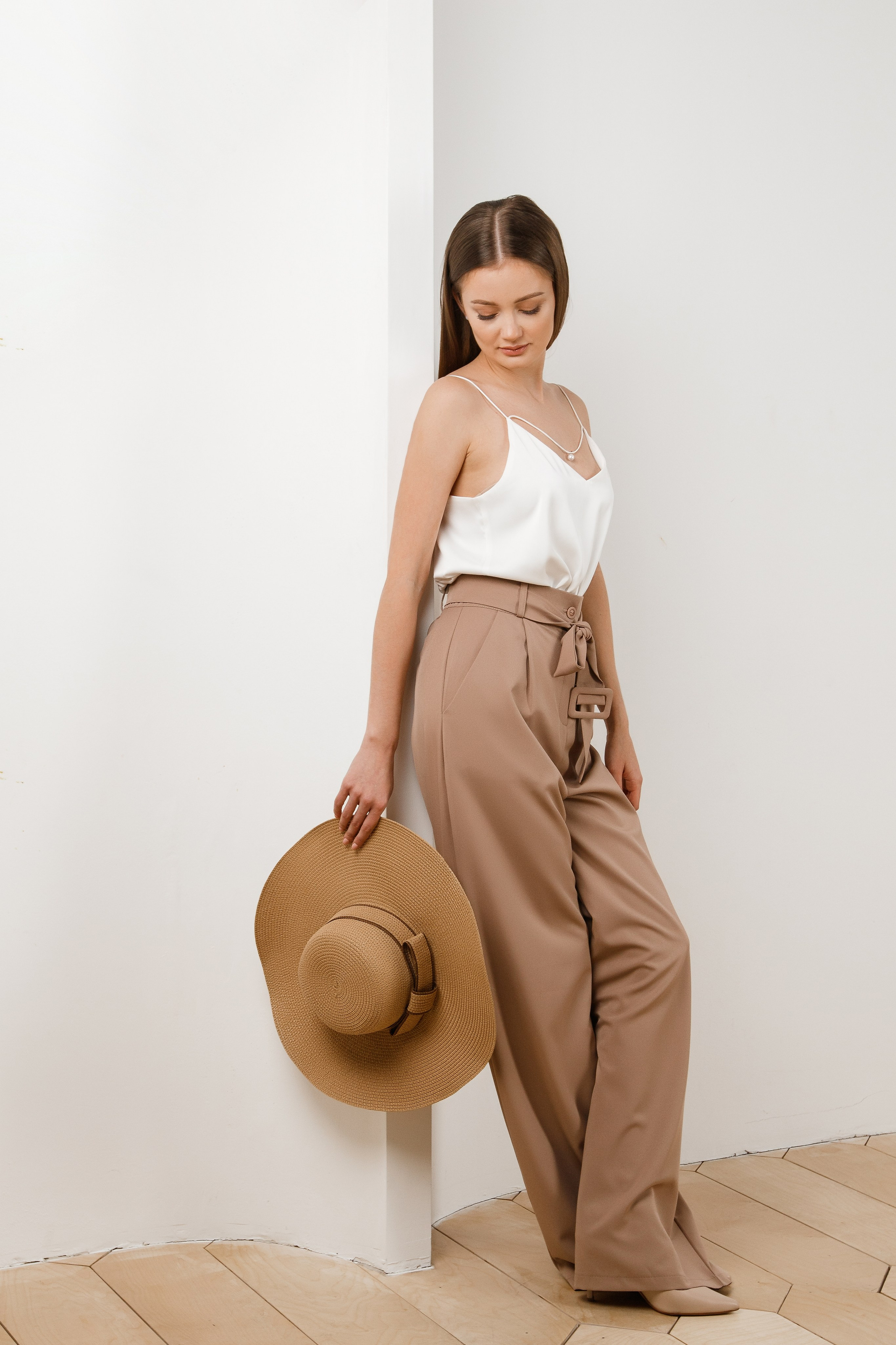 девушка с шляпой в руках