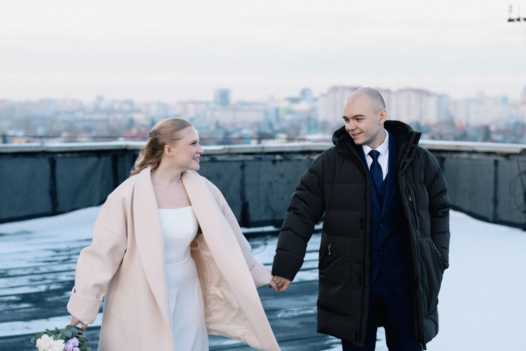 Свадебный фотограф в Тюмени — Фотосессия Максима и Лизы на крыше и в студии. Портретный фотограф Тюмень Дарья Мустафина