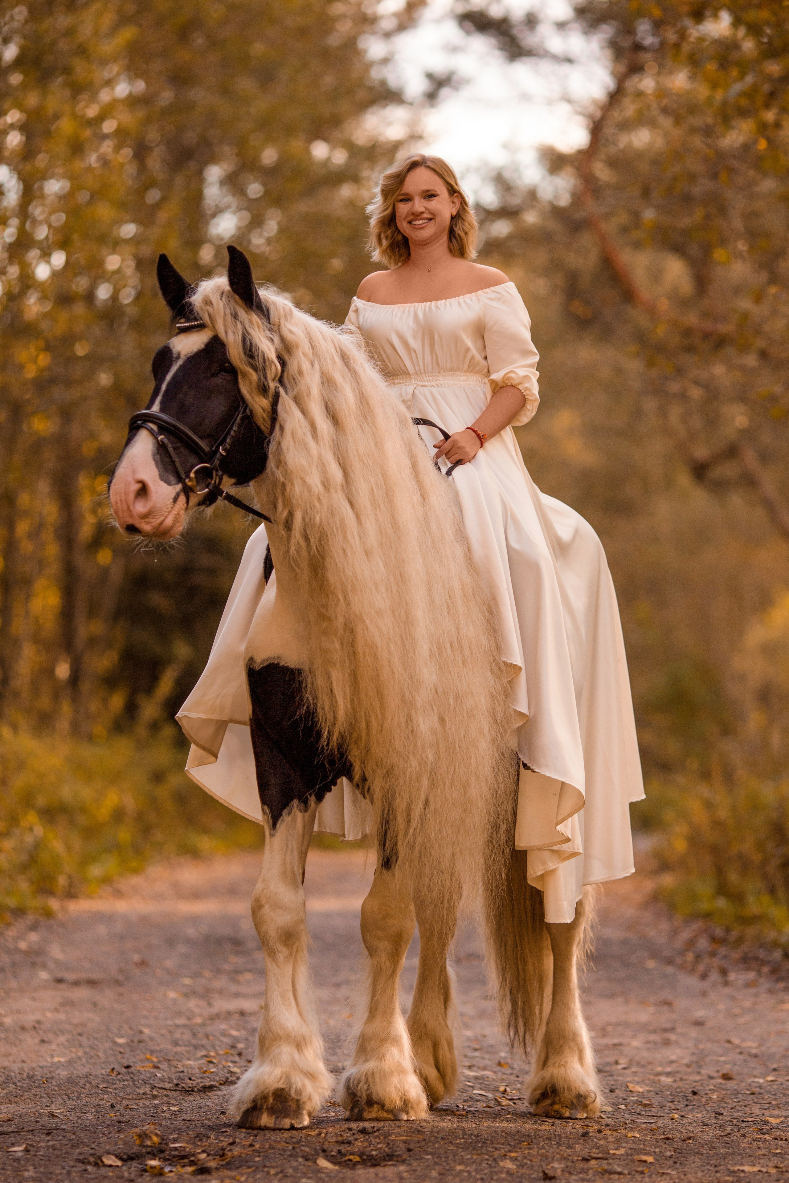 Фотосессия в белом платье в сосновом бору