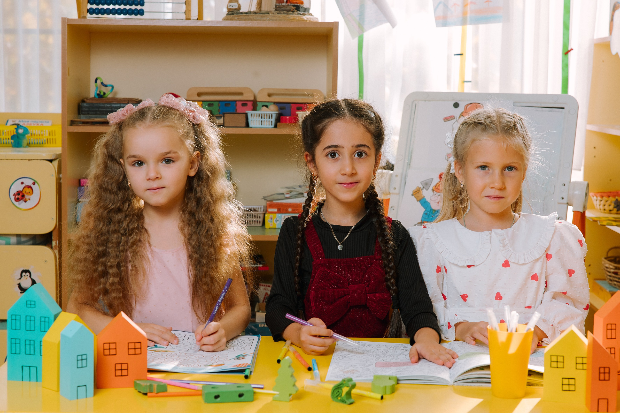 Групповые фото — игра- Рисование (кубики). Выпускные альбомы Натальи Бутко: Новороссийск, Анапа, Геленджик