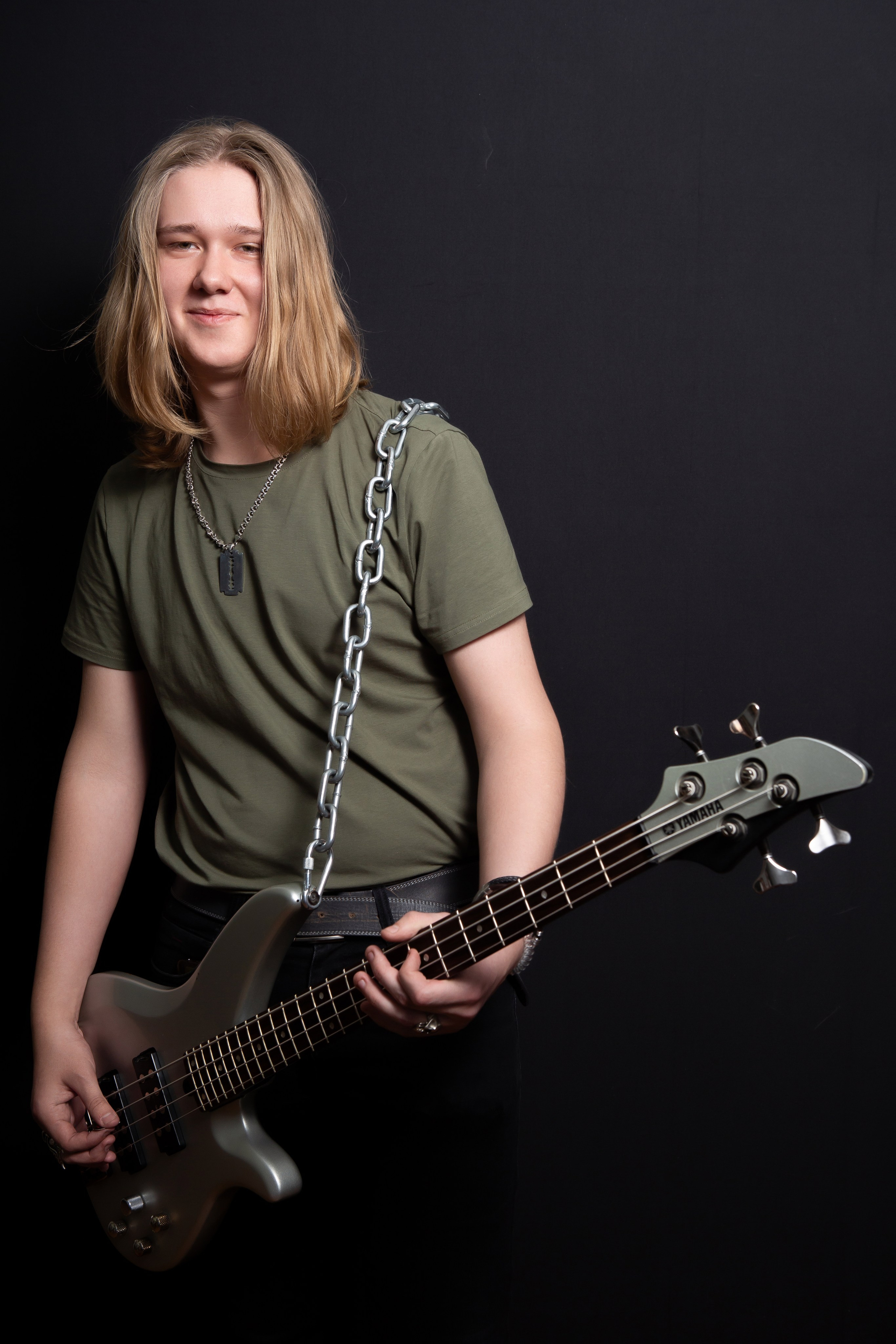 Портретная фотосессия для учеников 9 класса на чёрном фоне | Школьный фотограф Николай Богатырёв | Твой альбом / Твои правила. ТВОЙ АЛЬБОМ / ТВОИ ПРАВИЛА