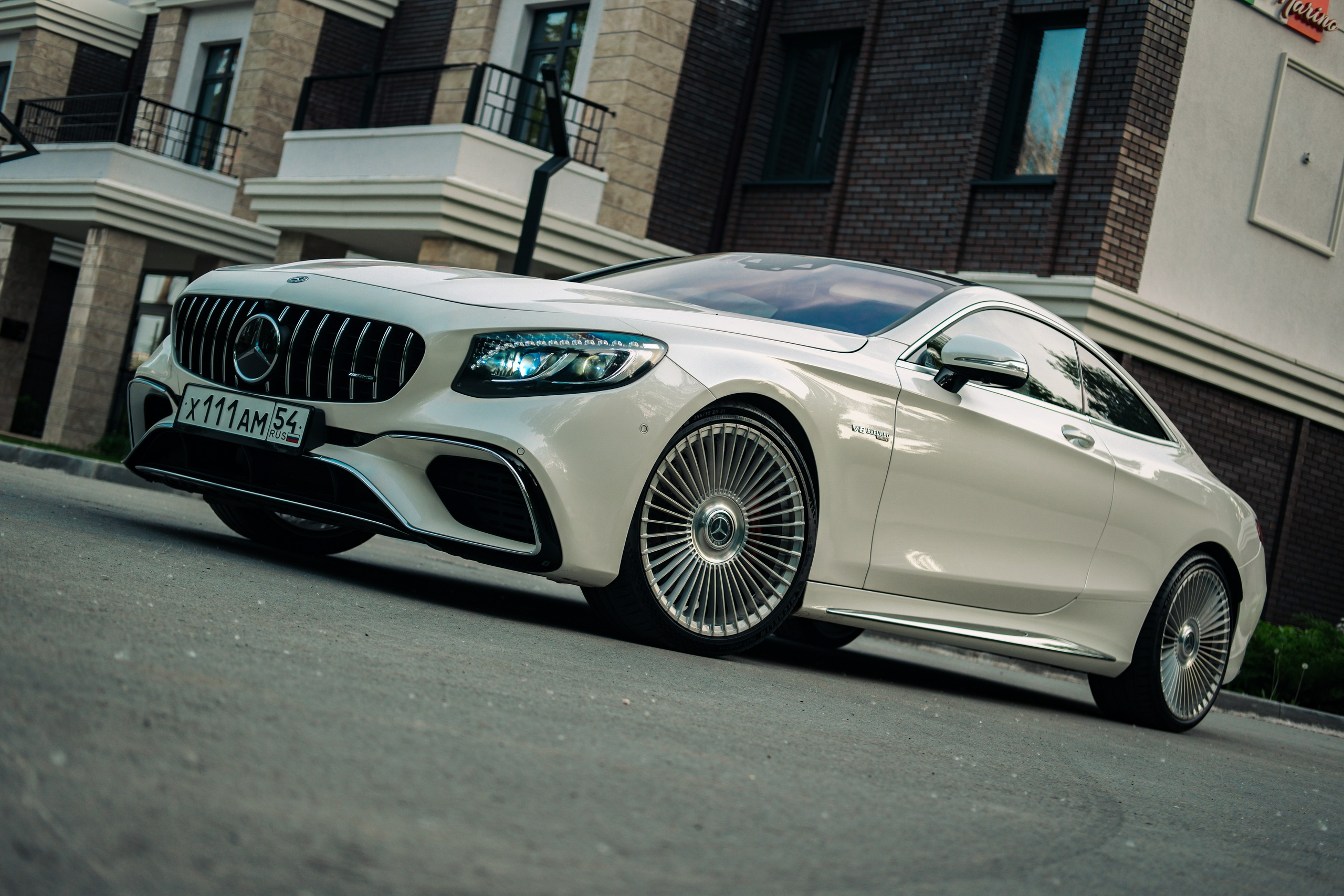 Профессиональная фотосессия Mercedes Benz S63 AMG Coupe в&nbsp;Новосибирске. Автомобильный фотограф Чанчин Владимир: детальные снимки кузова, интерьера и&nbsp;динамики. Съемка автомобиля для продажи