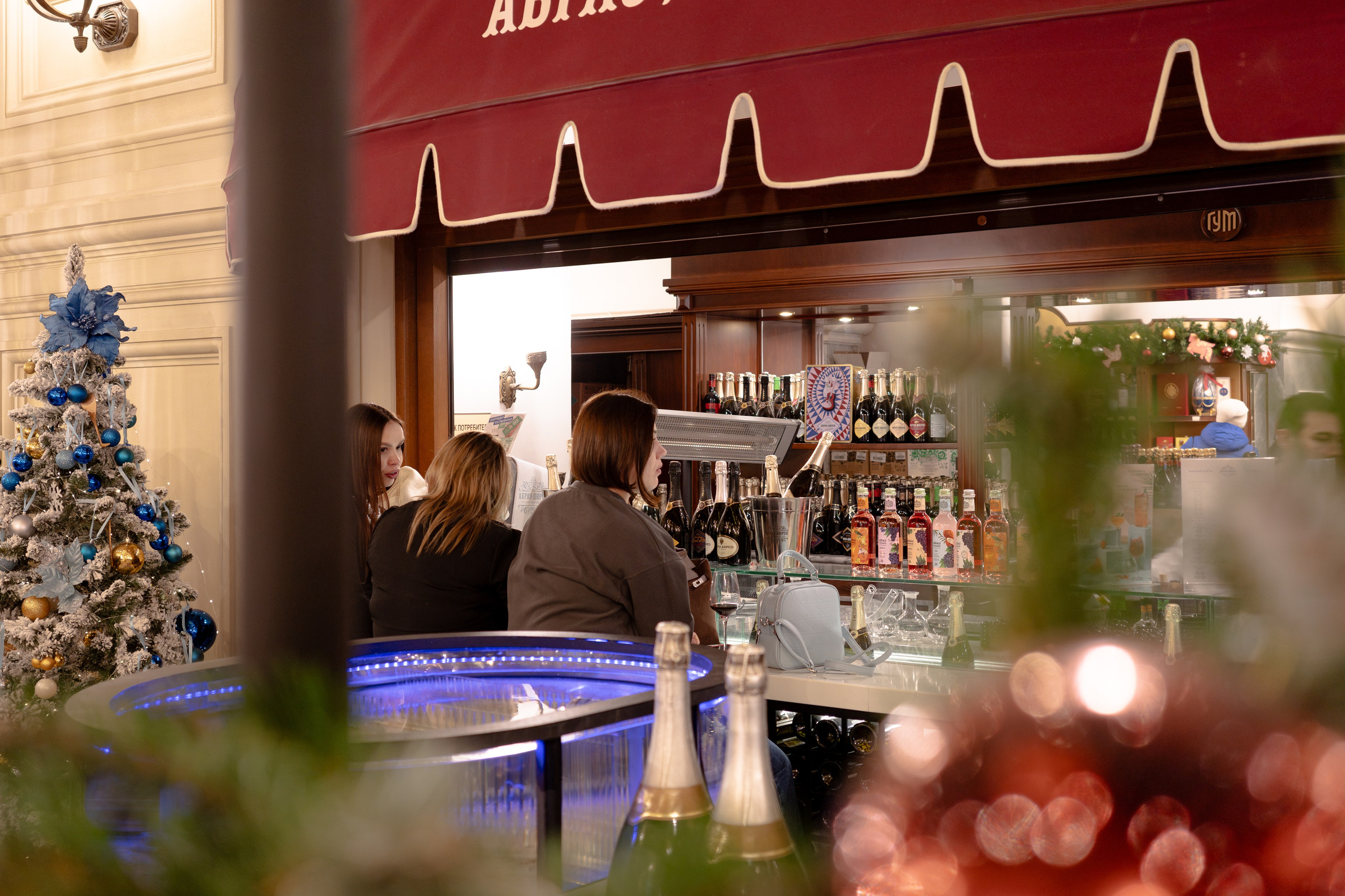 Три девушки у гастронома в ГУМе