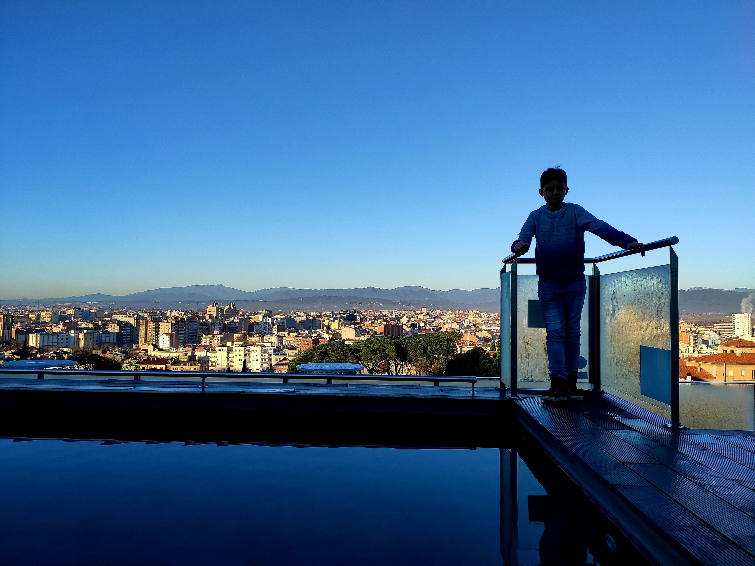 Утро. Отель расположен над городом. Бассейн открыт, но утром вода ледяная