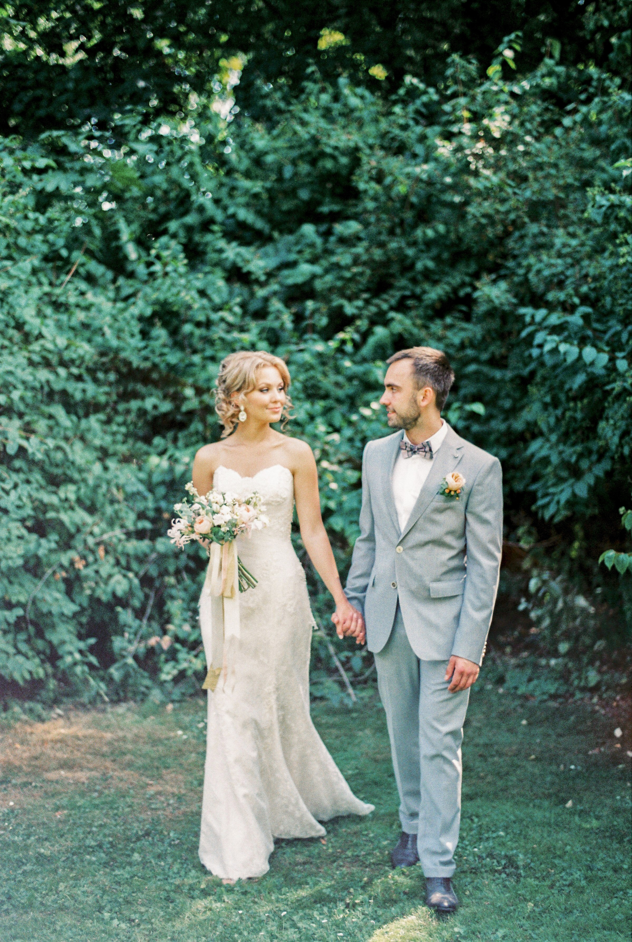 Свадебная прогулка на плёнку в Аптекарском огороде, свадебный фотограф Москва