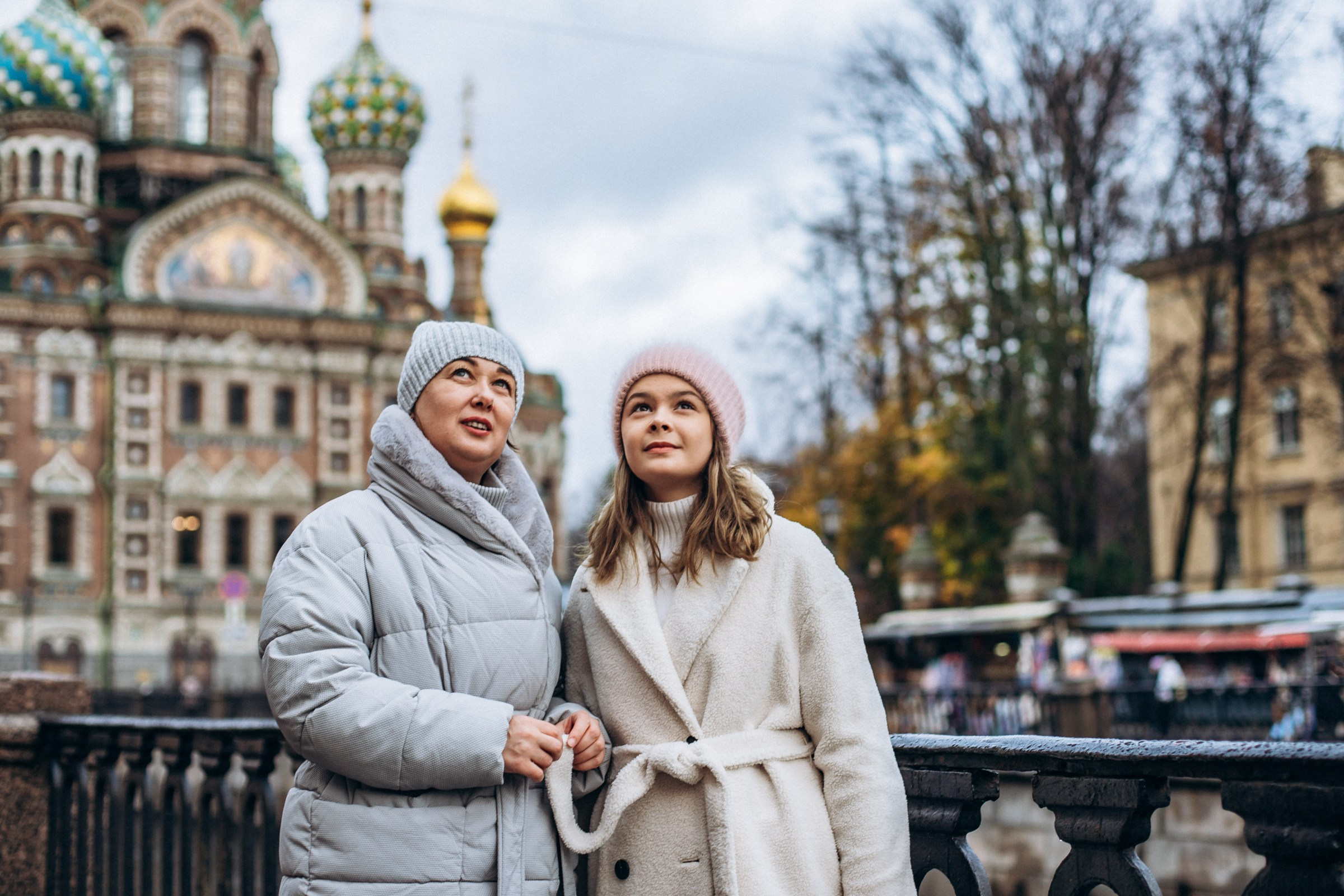 Марина с дочкой Ксенией в ноябре. Фотопрогулка в Петербурге. Индивидуальный и семейный фотограф в Санкт-Петербурге