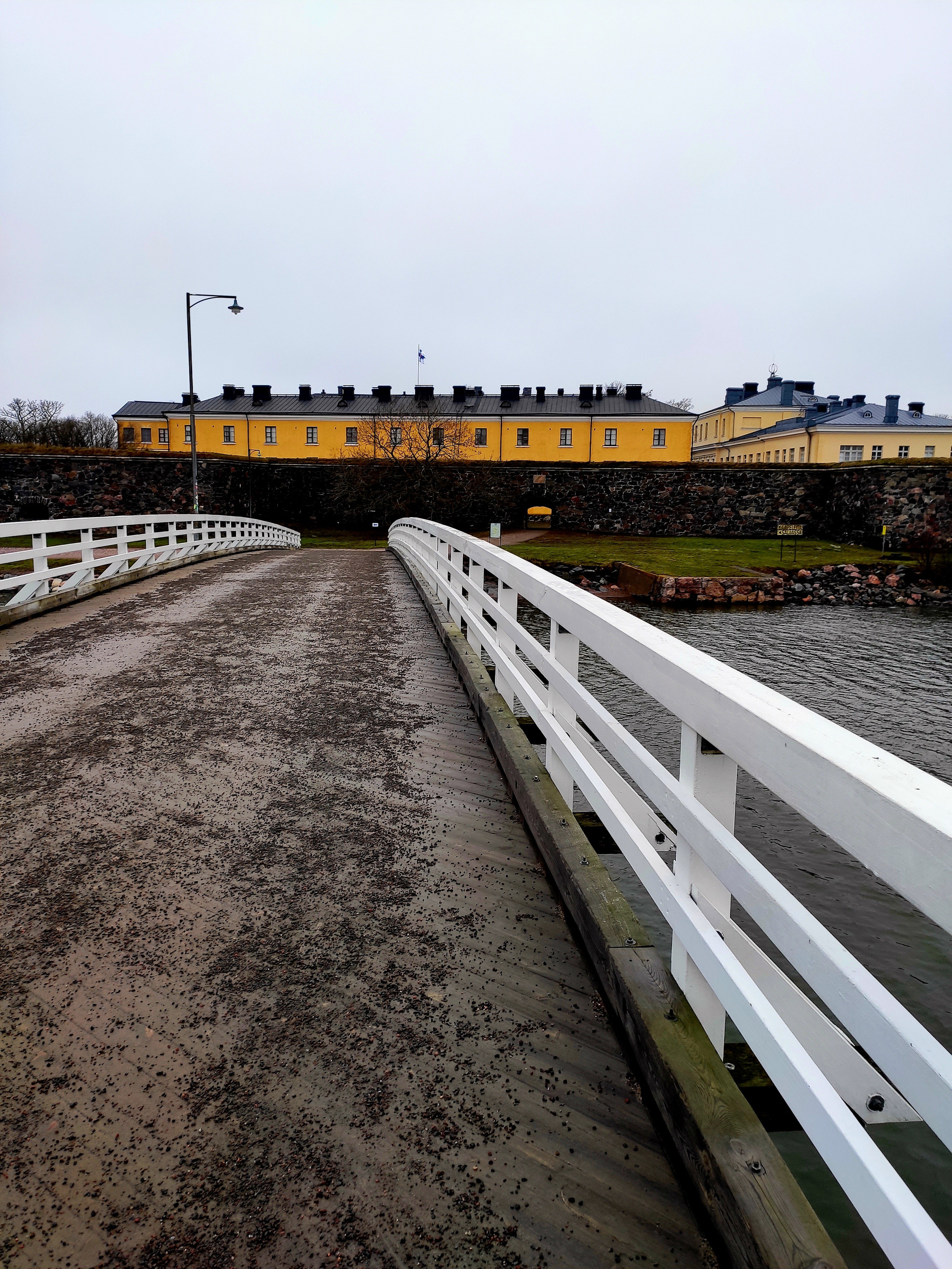 На соседнем острове - военная база. На остров попадают или по тоннелю (но только спецслужбы)