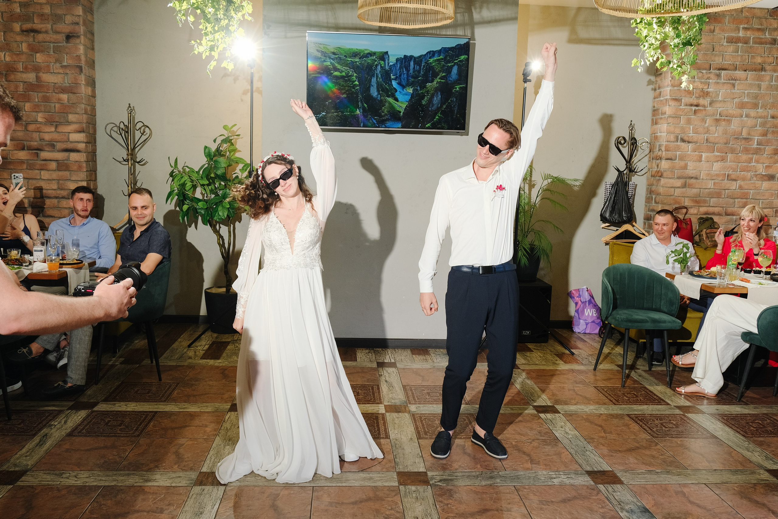 О+Д (ЗАГС, прогулка Центр и Парк Победы, банкет). Профессиональная фотосъемка в Крыму. Натуральные эмоции и живые кадры. Забронируйте дату прямо сейчас!