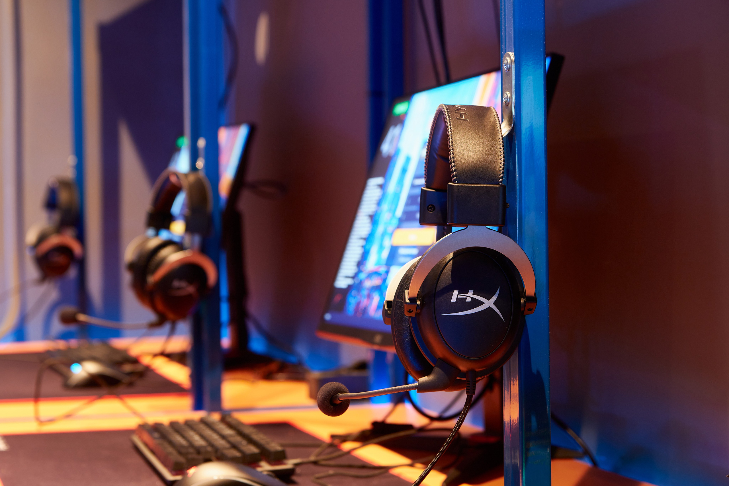 Фотосъёмка компьютерного клуба. Предметный и репортажный фотограф Алексей Кротов