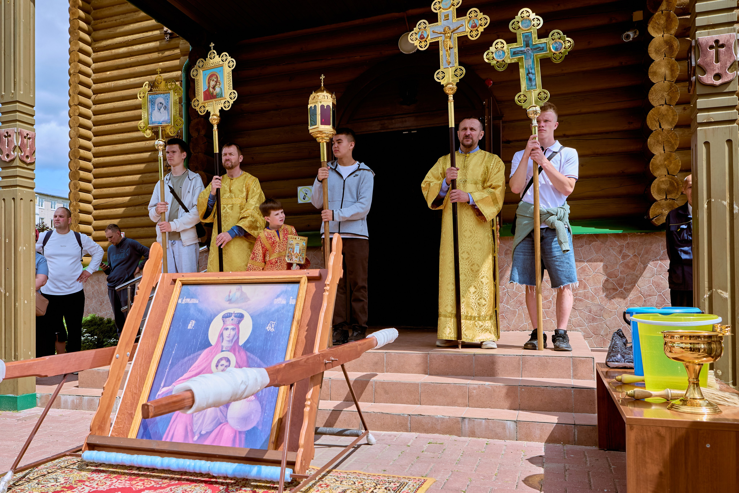 Молебен у Храма на Крестном ходе у иконы Богородицы Державная. Алтарники с крестами и иконами Богородицы на крыльце храма в Дзержинске