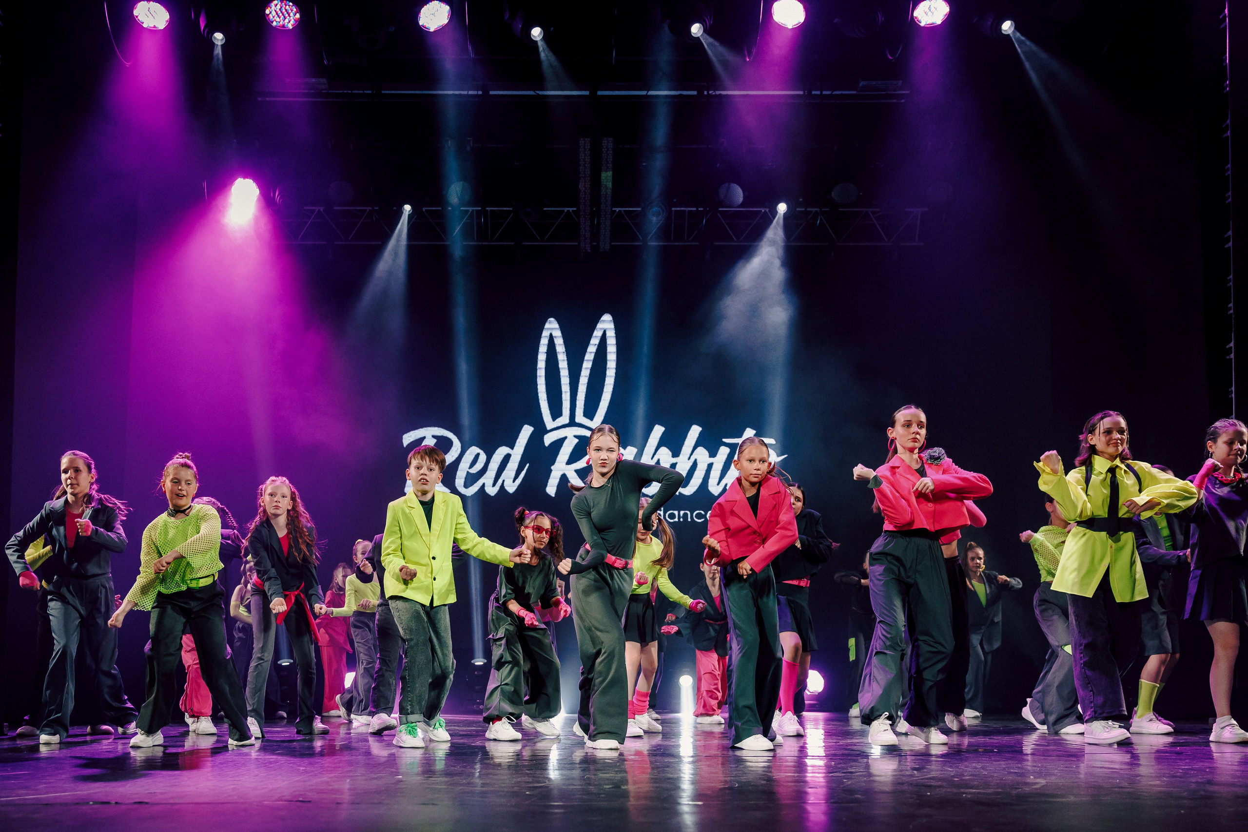 Отчётный концерт танцевальной школы «Red Rabbits» 2025. Лёшка Варзегов — фотограф