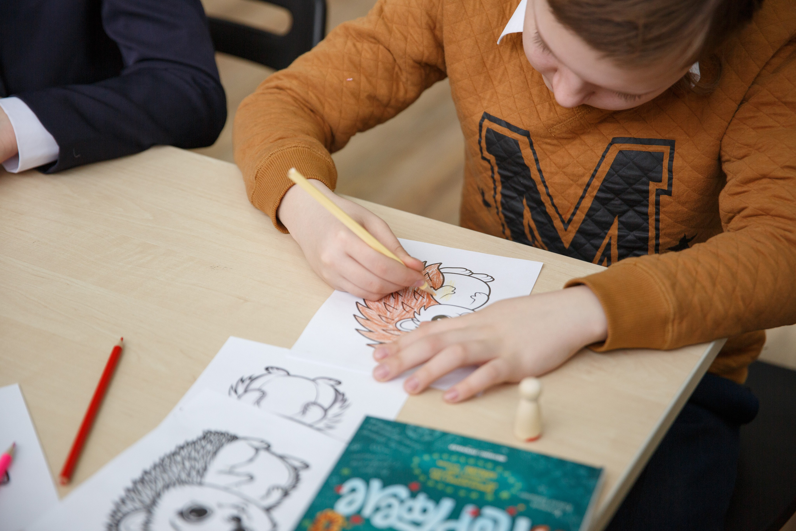 Рисующие школьники на мастер-классе.