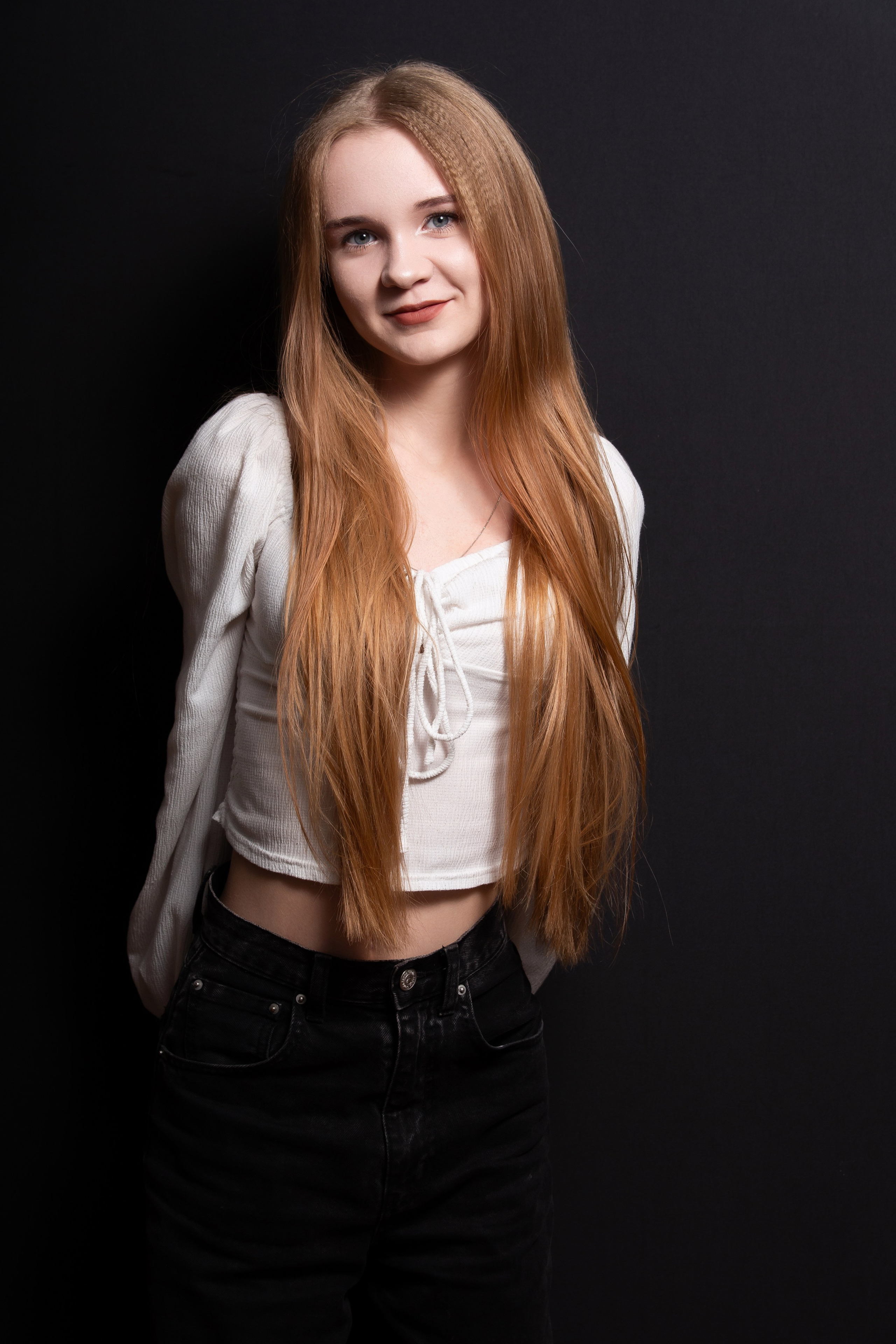 Портретная фотосессия для учеников 9 класса на чёрном фоне | Школьный фотограф Николай Богатырёв | Твой альбом / Твои правила. ТВОЙ АЛЬБОМ / ТВОИ ПРАВИЛА