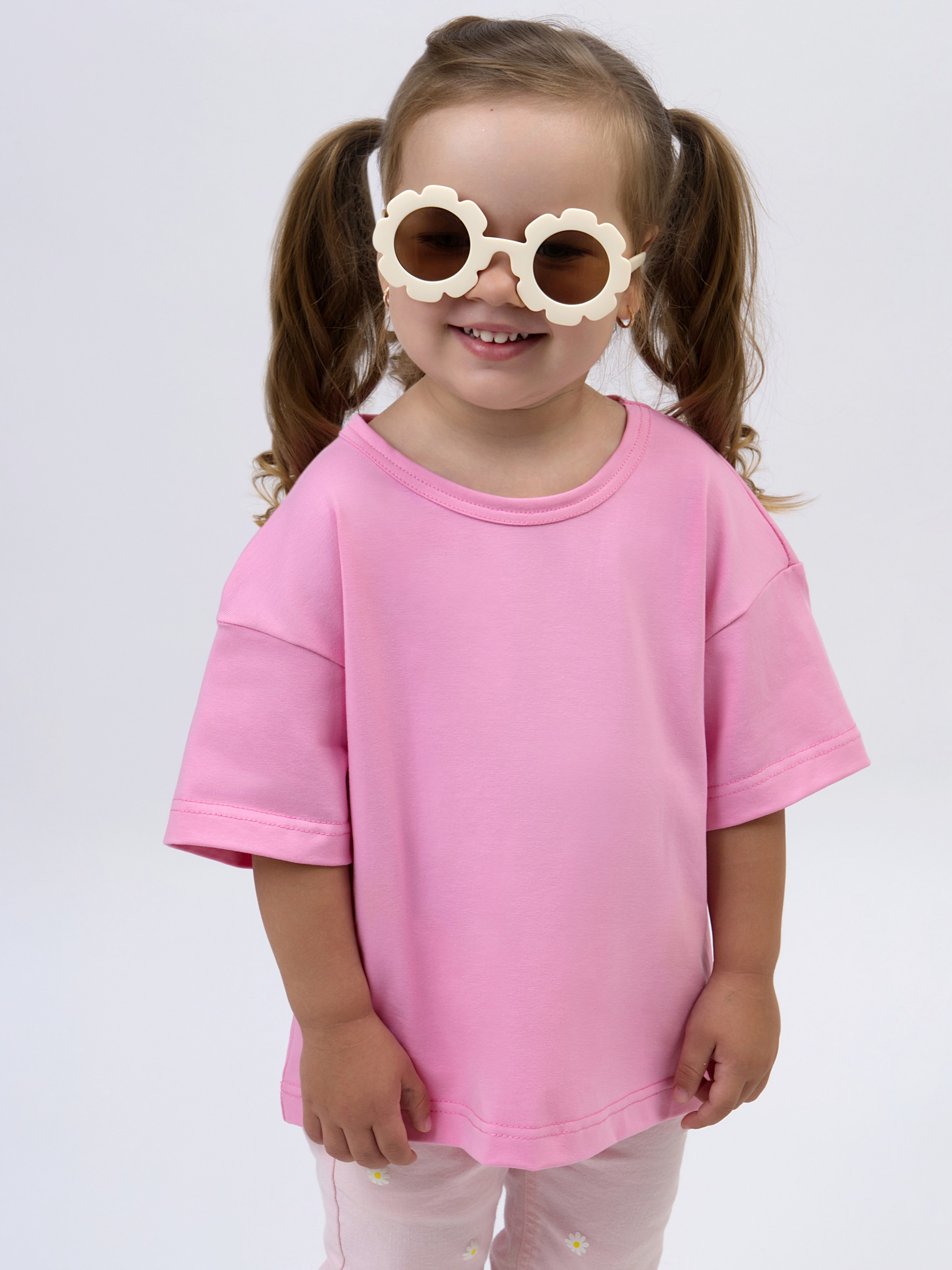 Розовая футболка на девочке трёх лет - съёмка детской одежды для маркетплейсов.