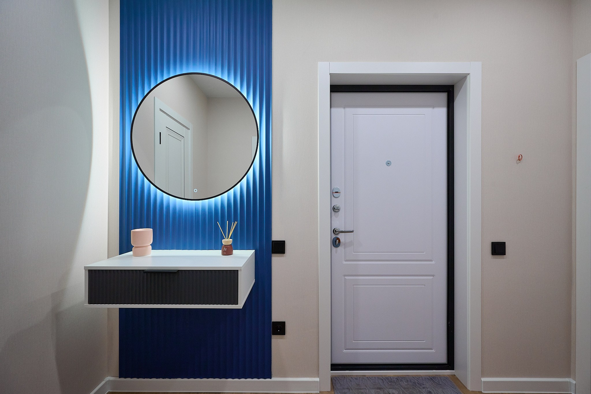 входная дверь круглое зеркало с темно синей обводкой и обоями 
