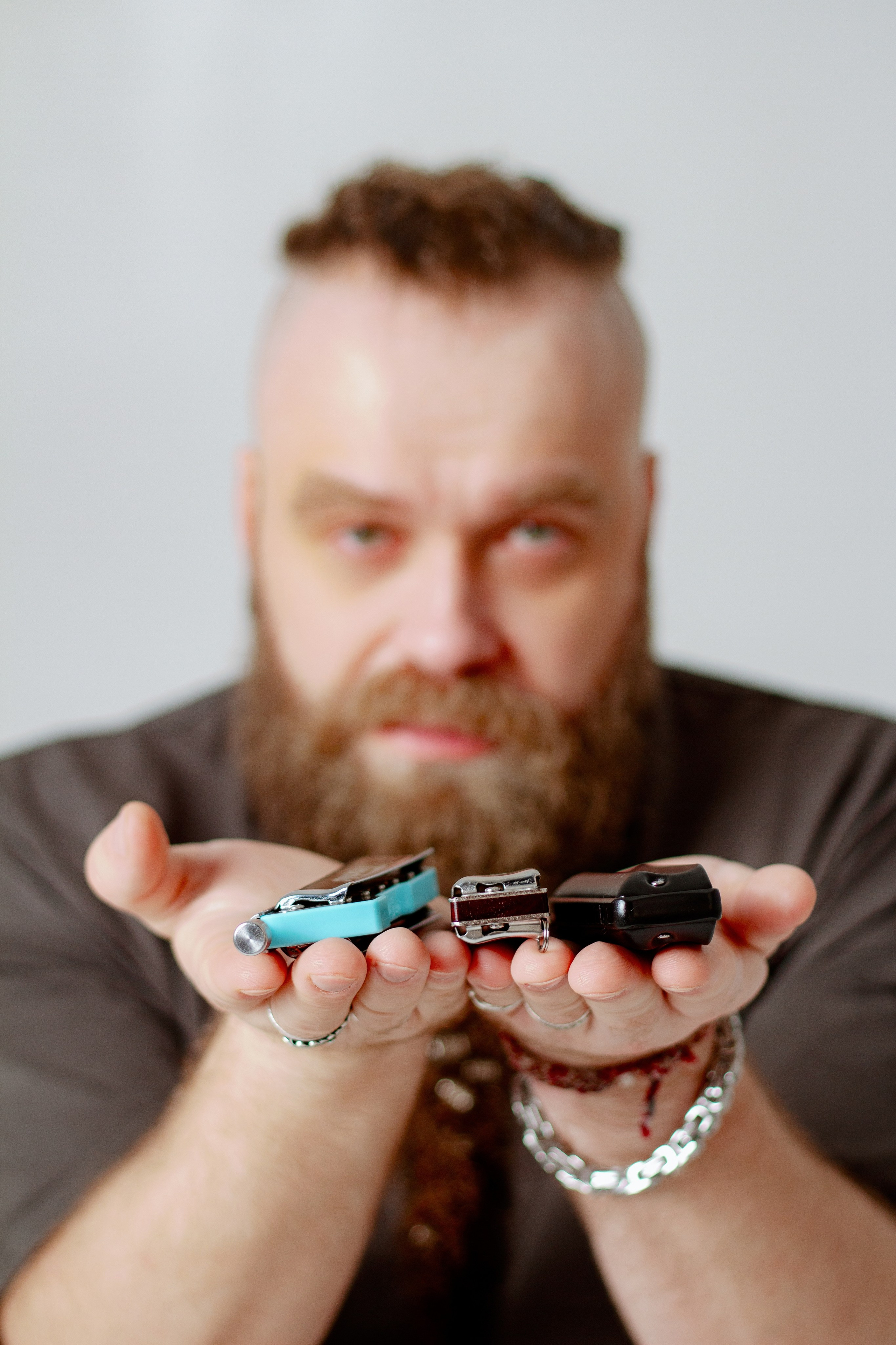 Борис Плотников. Губная гармоника. Мужской портрет, фотосессия для музыканта. Фотограф в Екатеринбурге Пойгина Елена