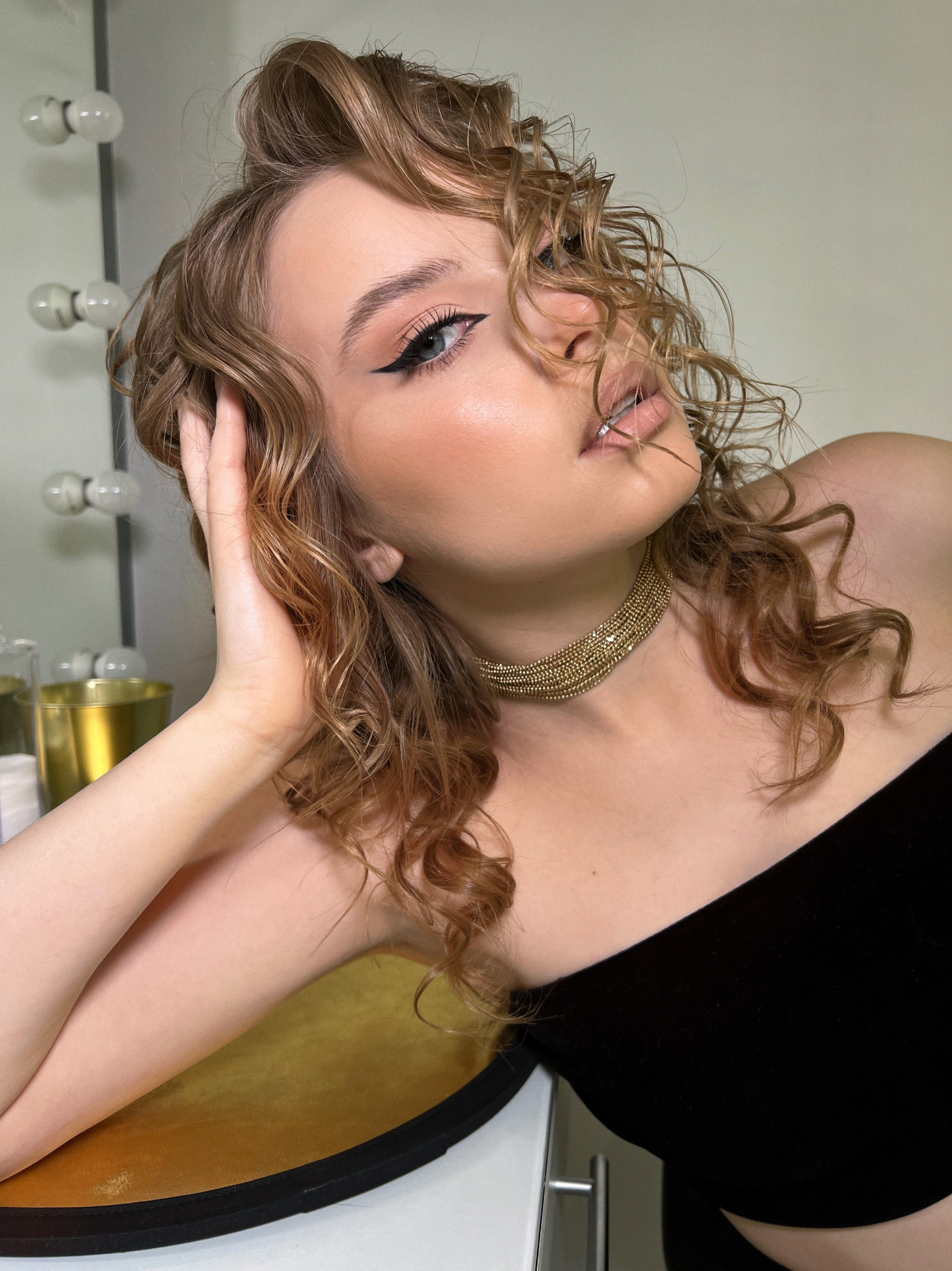 Образы. Студия визажистов, стилистов по прическам, бровистов и мастеров по ресницам