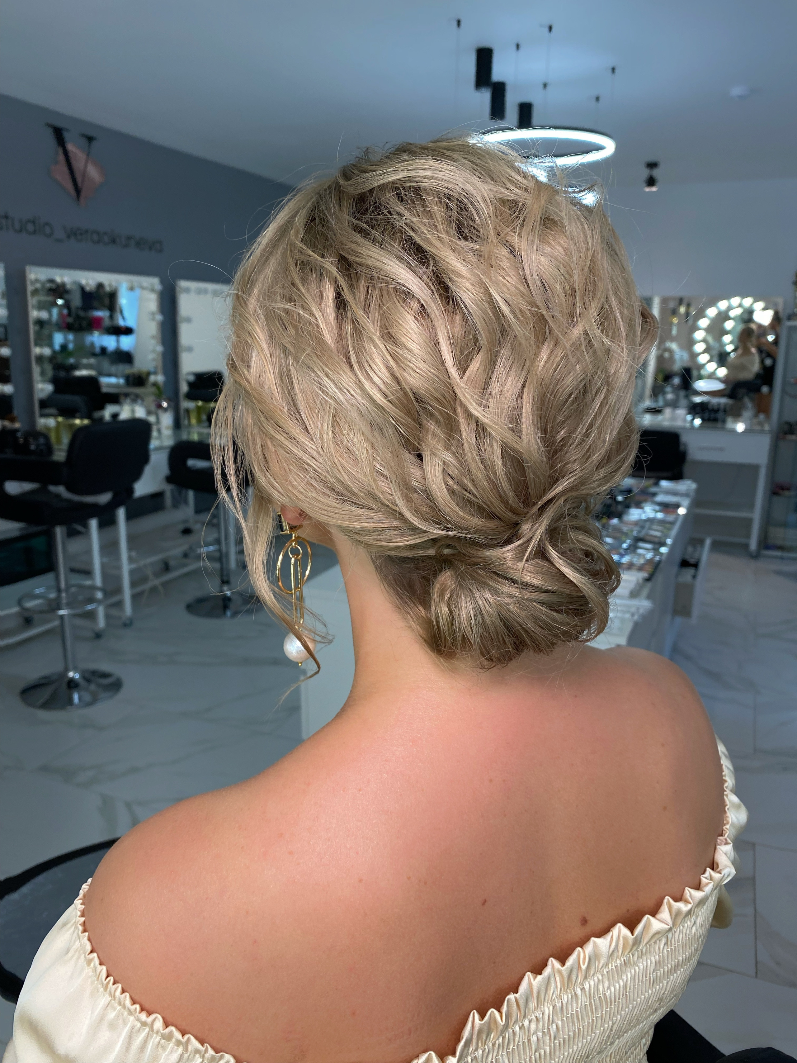 Прически, укладки. Студия визажистов, стилистов по прическам, бровистов и мастеров по ресницам