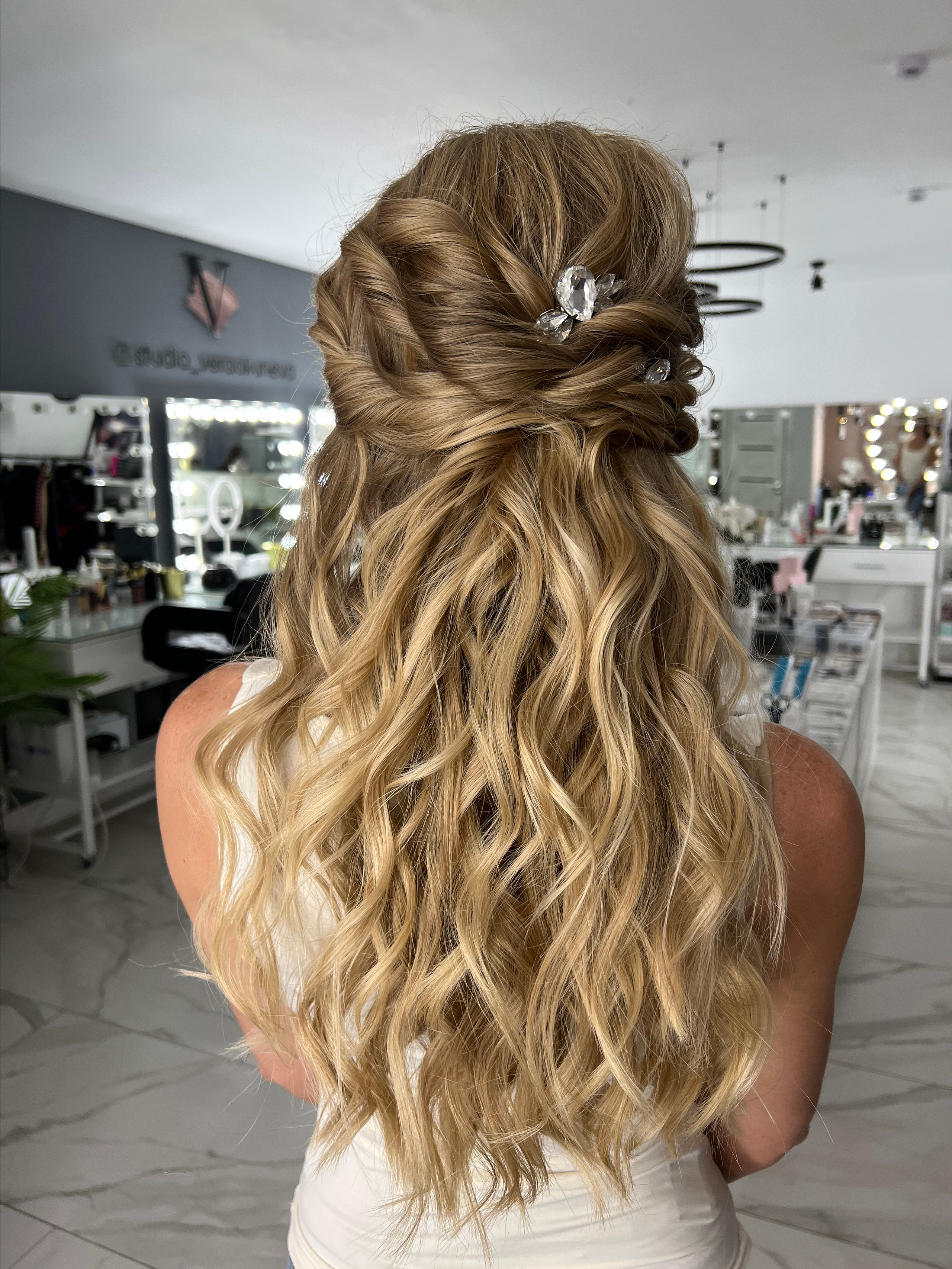 Прически, укладки. Студия визажистов, стилистов по прическам, бровистов и мастеров по ресницам