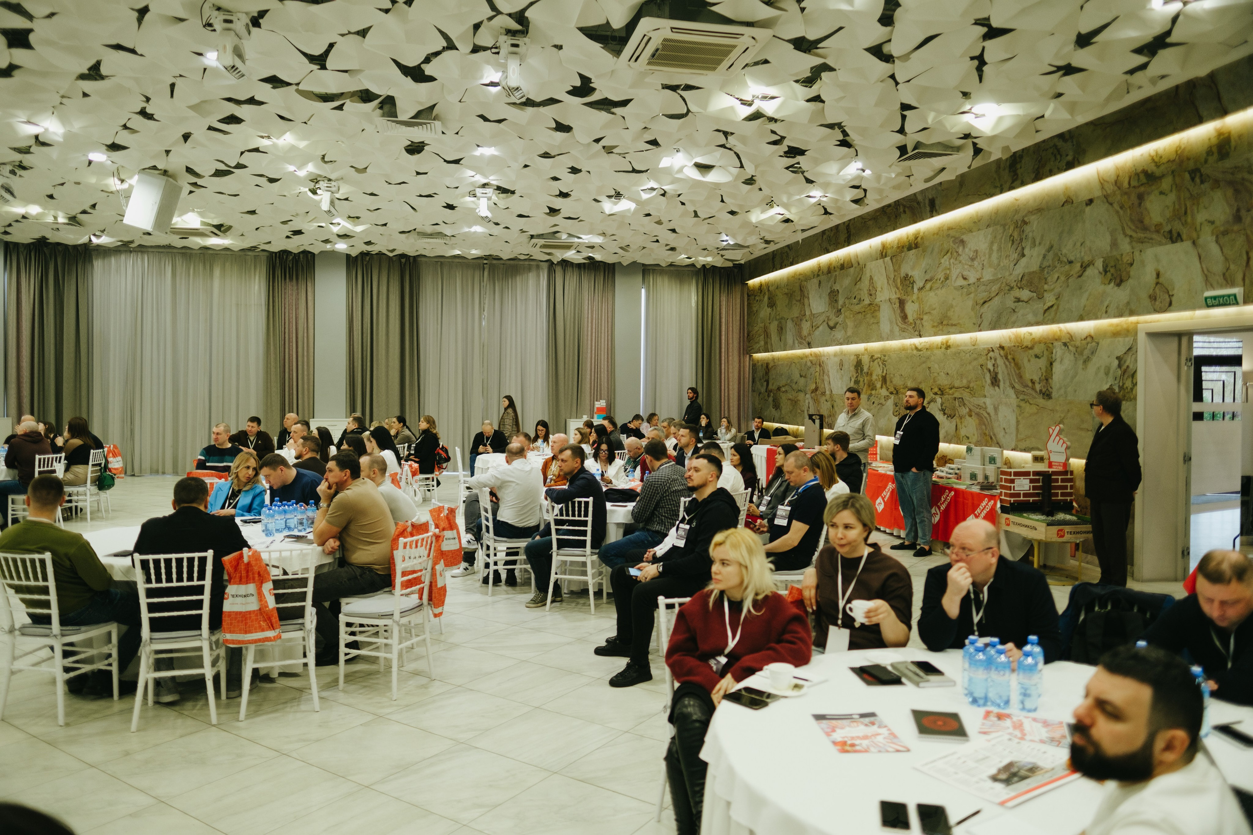 ТЕХНОНИКОЛЬ | КОНФЕРЕНЦИЯ ПАРТНЕРОВ ЮГА. Свадебный фотограф Денис Ожигин в Краснодаре и крае. Эмоциональная и стильная съемка вашего дня