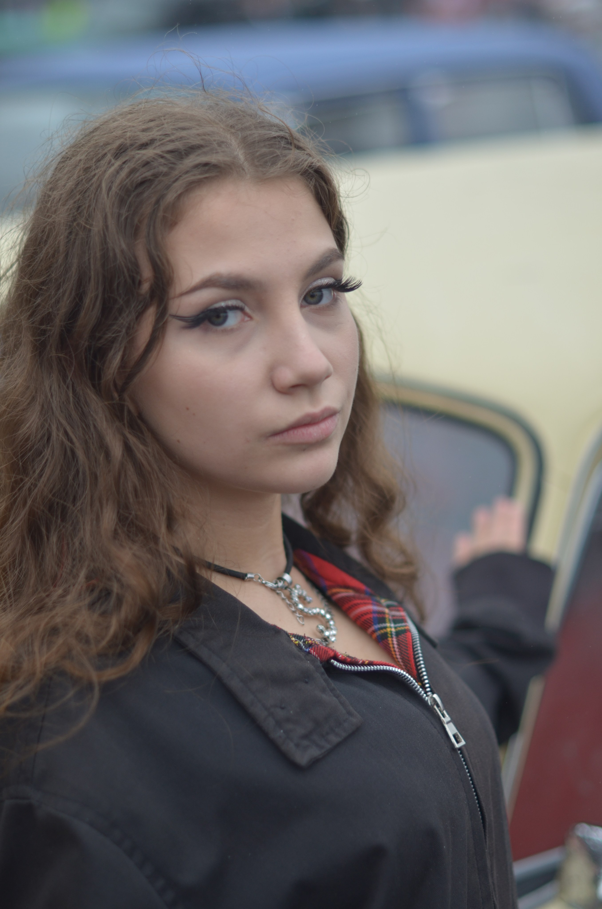 портрет девушки и авто