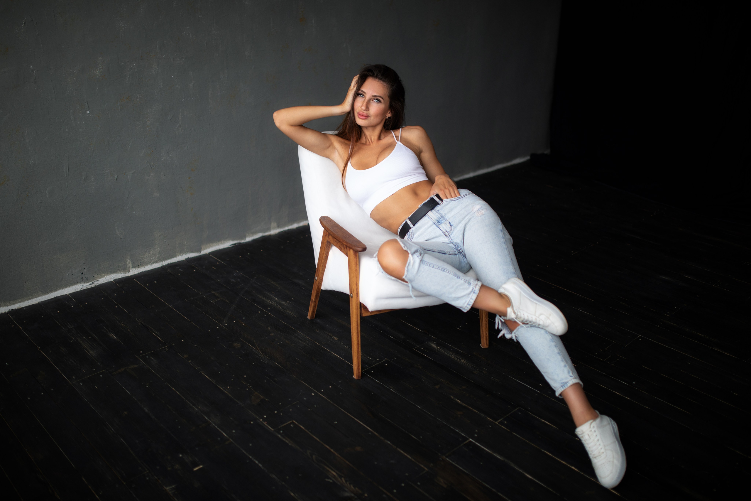 Съемка с Викторией в студии с минимальным интерьером в формате для «себя»