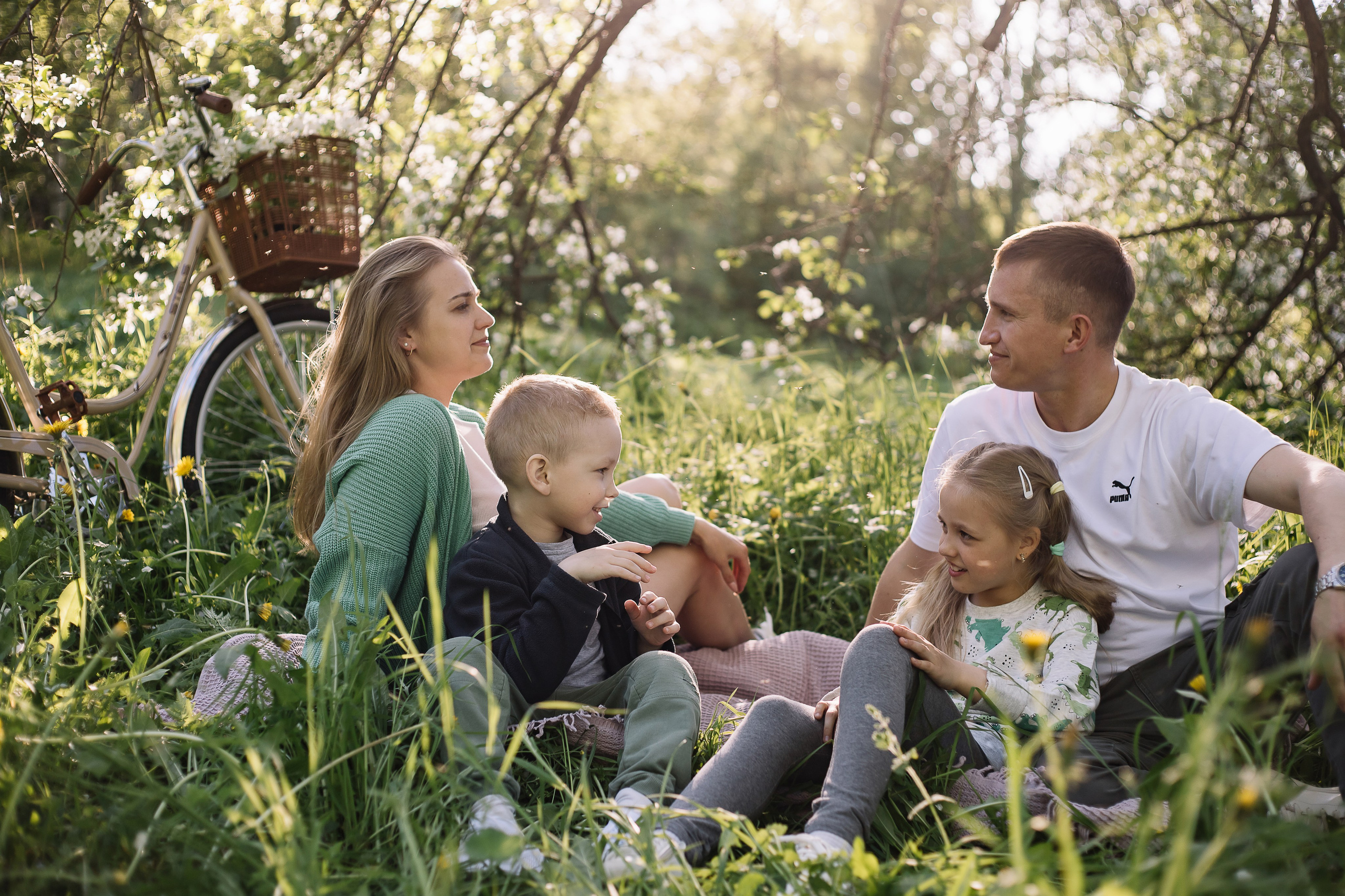 Семейная фотосессия с велосипедом в цветущих яблонях. Семейный фотограф в Томске Максимова Екатерина