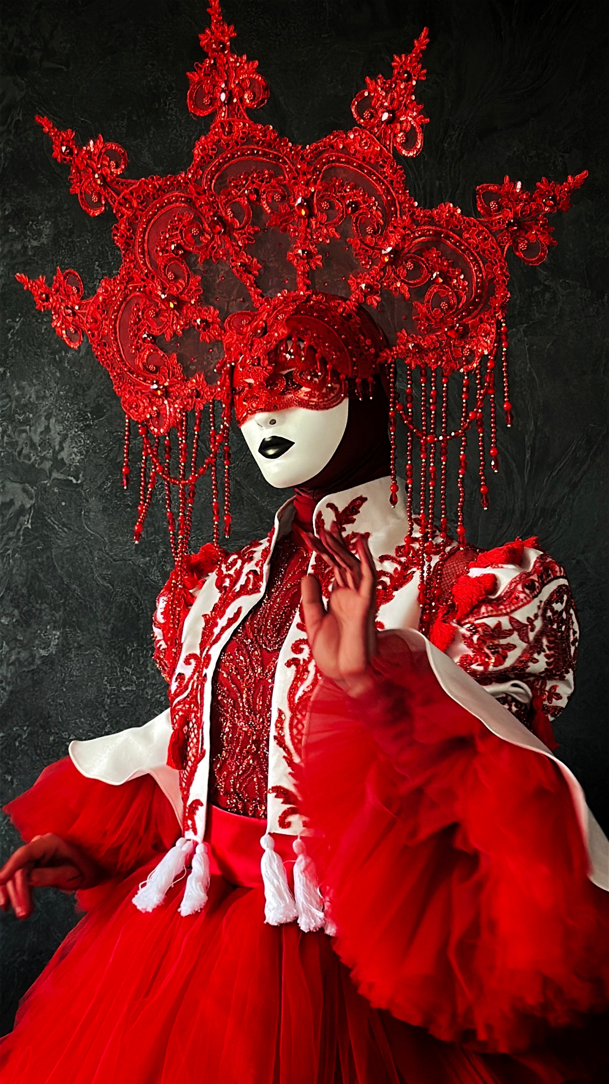 Ходулист в красном платье и кокошнике. Мимы и Ходулисты на встречу гостей. Москва