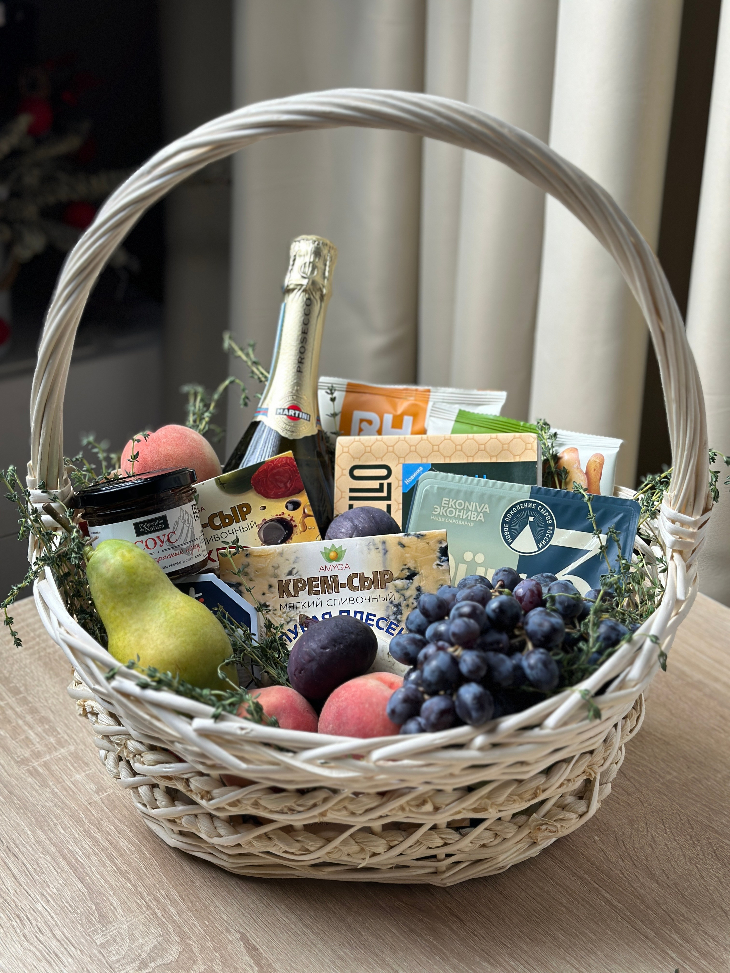 Корзины. Выездной кейтеринг, съедобные букеты, торты и сладости на заказ