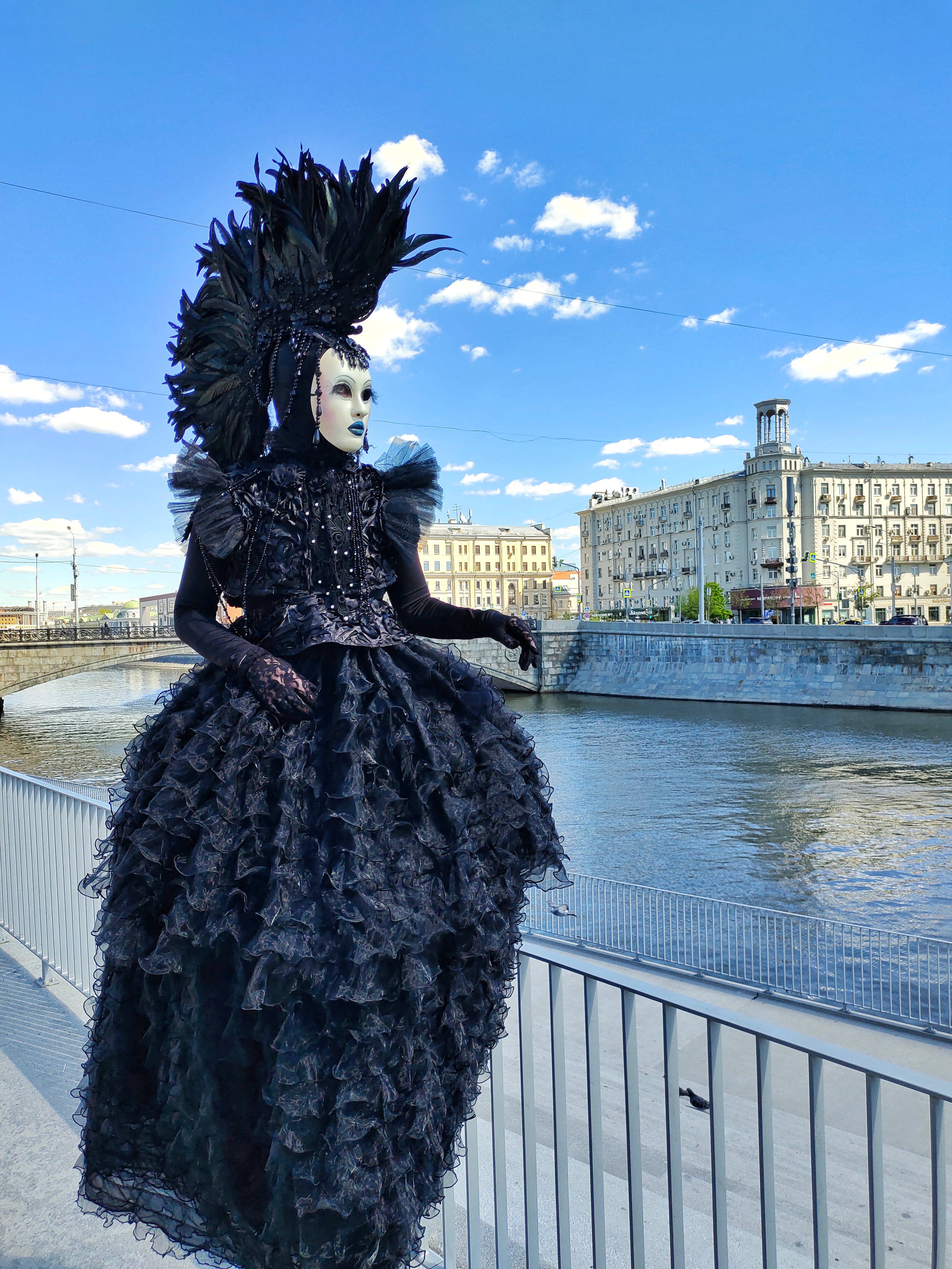 Персонаж чёрная Ворона. Мимы и Ходулисты на встречу гостей. Москва