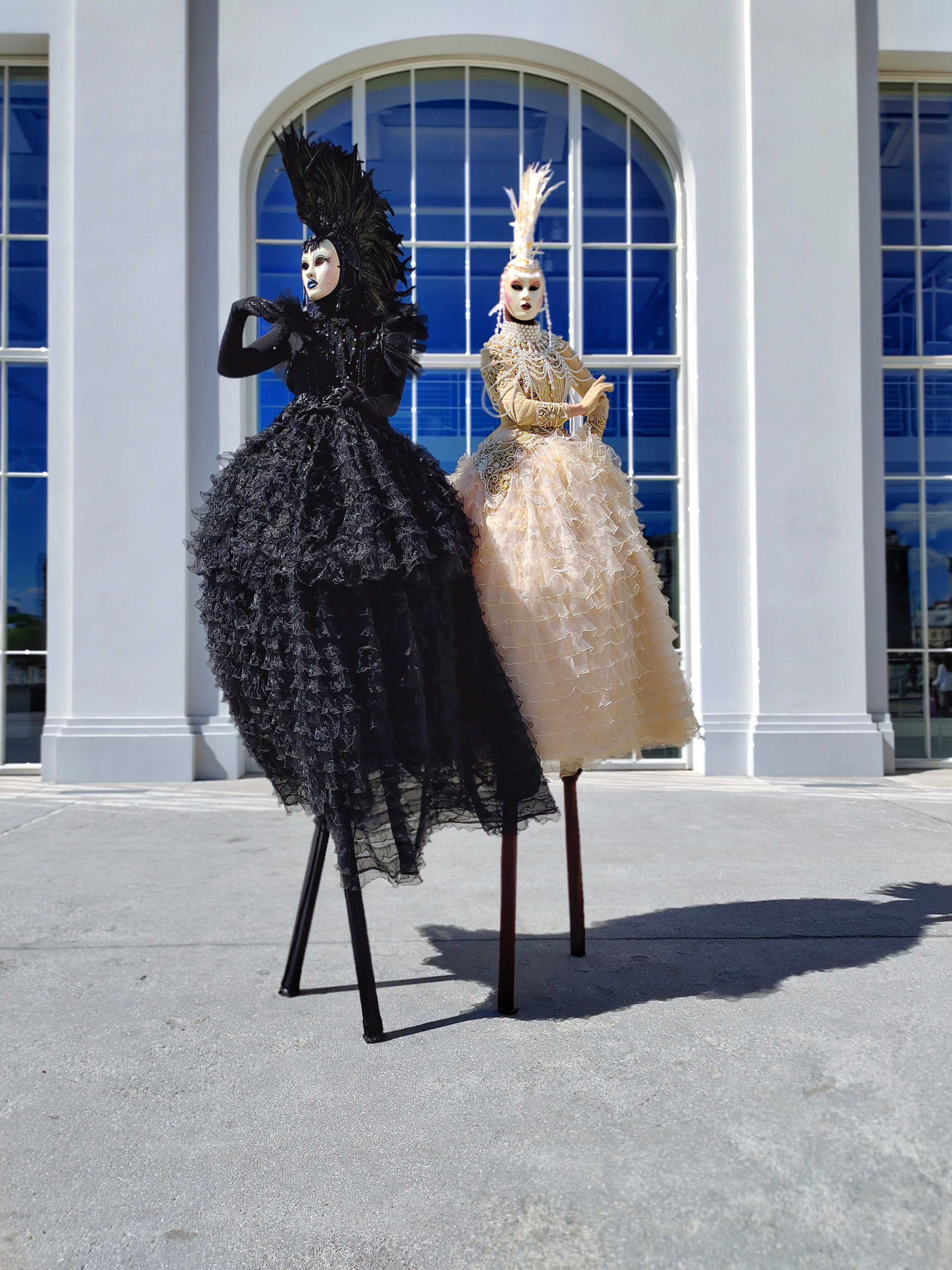 Персонаж чёрная Ворона. Мимы и Ходулисты на встречу гостей. Москва