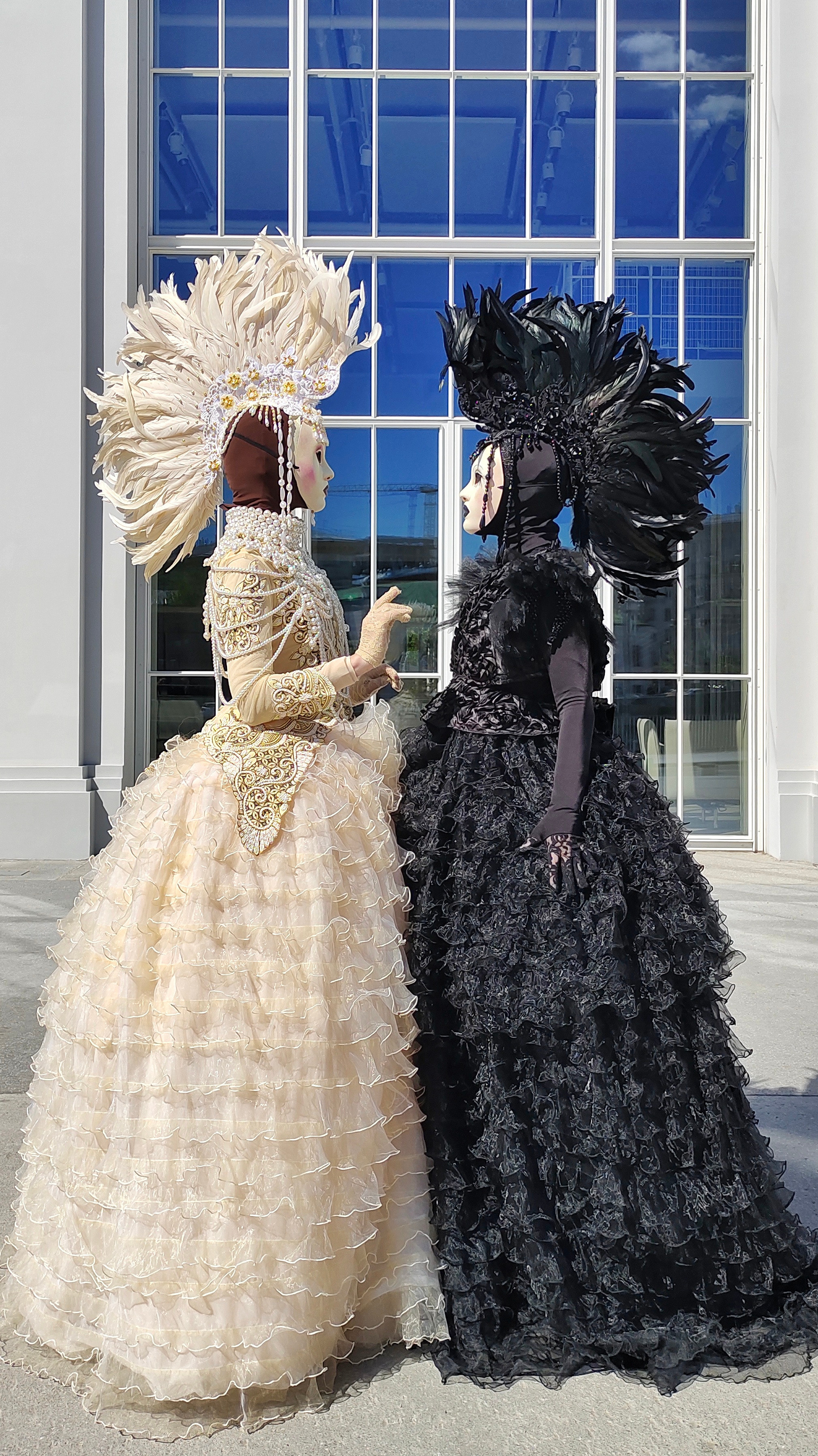 Инь Янь двух артистов в шикарных костюмах на встрече гостей на дне рождении. 