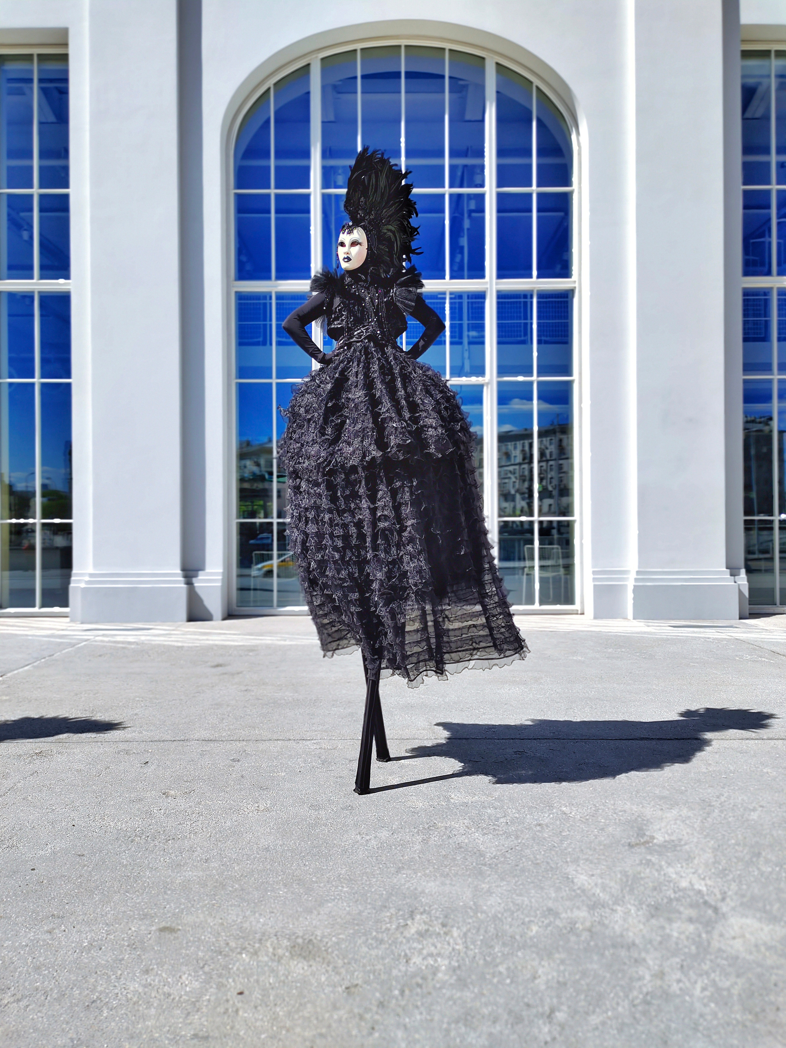 Персонаж чёрная Ворона. Мимы и Ходулисты на встречу гостей. Москва