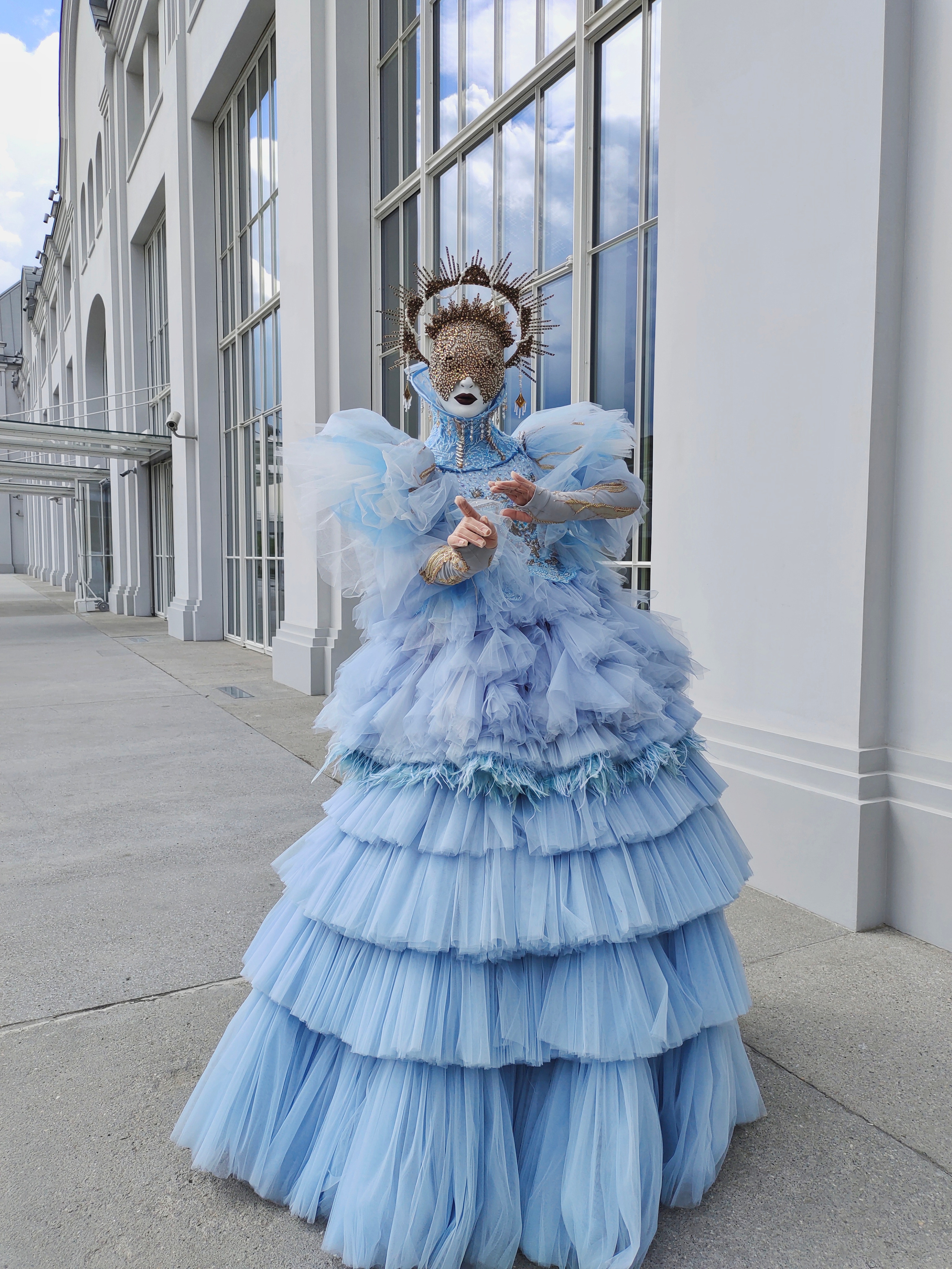 Персонаж голубой Ангел. Мимы и Ходулисты на встречу гостей. Москва