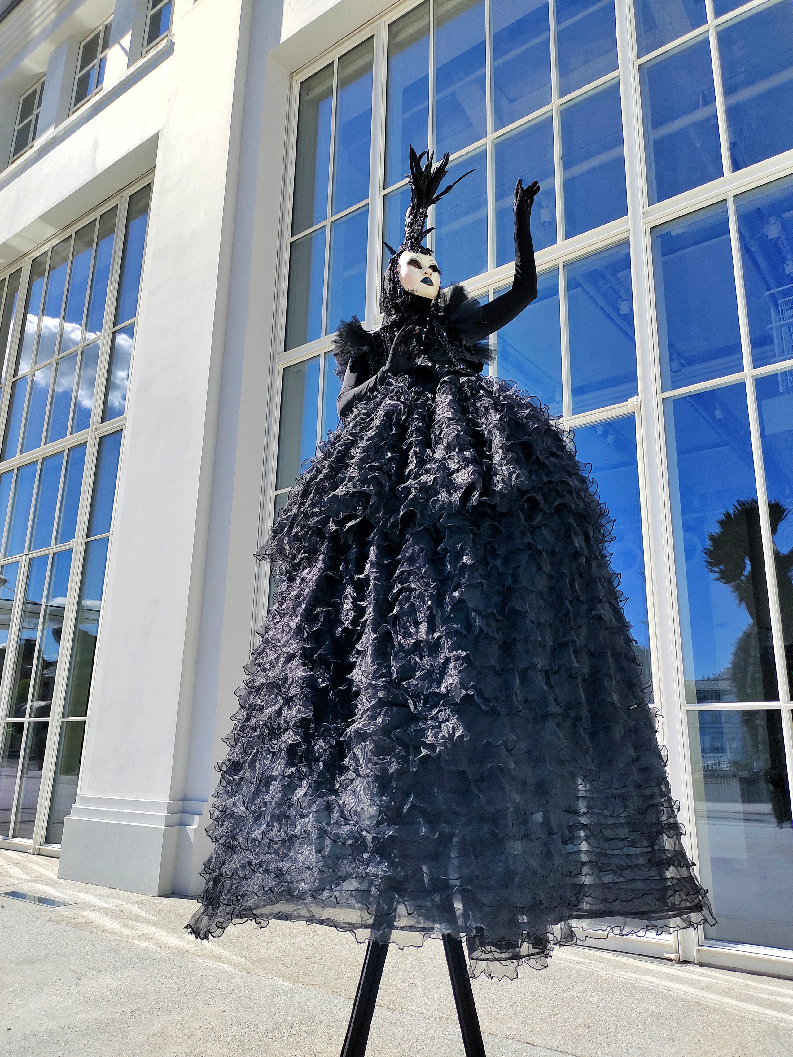 Персонаж чёрная Ворона. Мимы и Ходулисты на встречу гостей. Москва