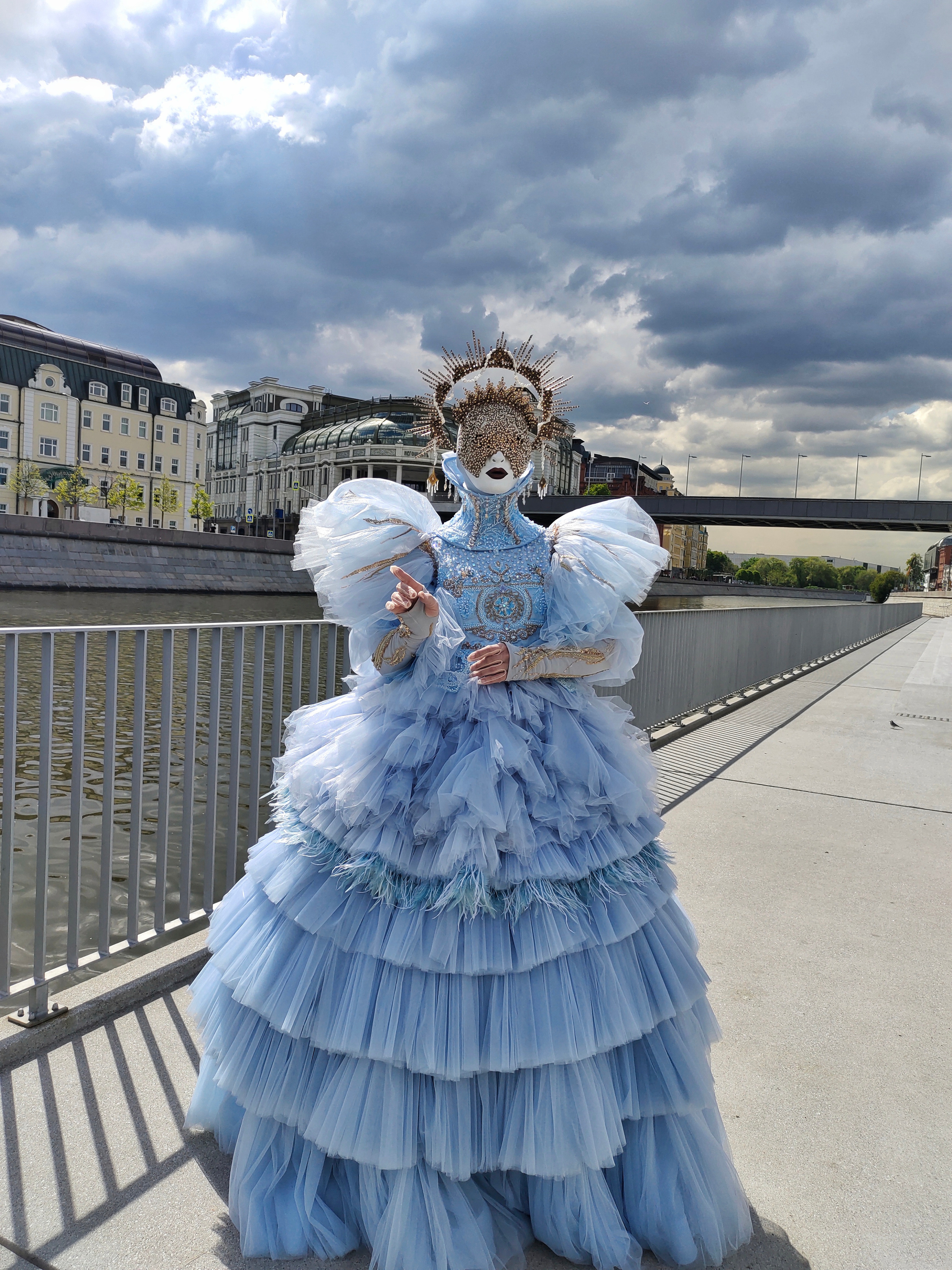 Персонаж голубой Ангел. Мимы и Ходулисты на встречу гостей. Москва